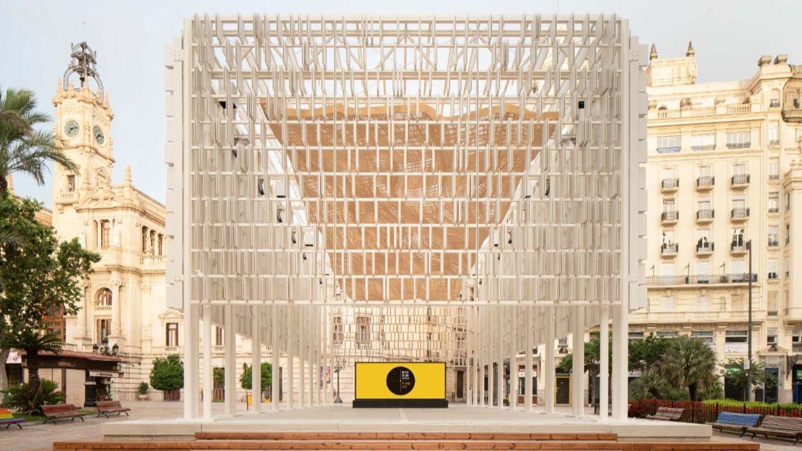 La construcció evoca la mar i per les nits emularà un far en un homenatge a la Mediterrània