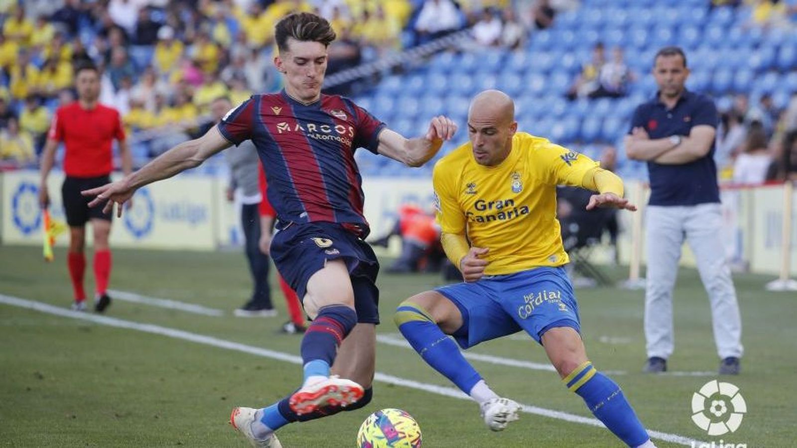 Pepelu i Sandro lluiten per una pilota