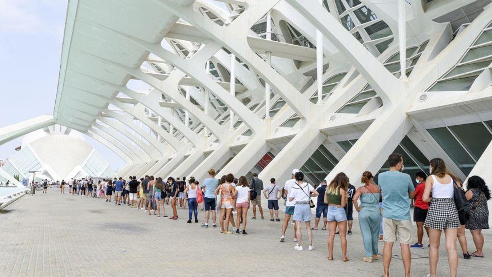 Cues de vacunació a la Ciutat de les Arts i de les Ciències