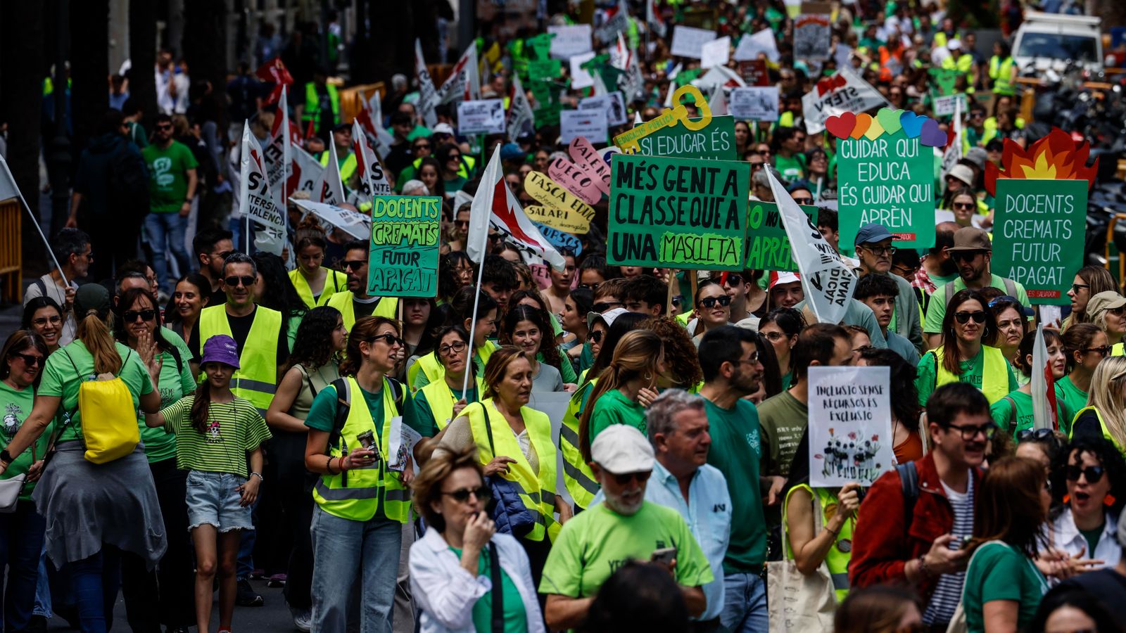 Una de les manifestacions de personal docent que ha recorregut els carrers de València esta setmana