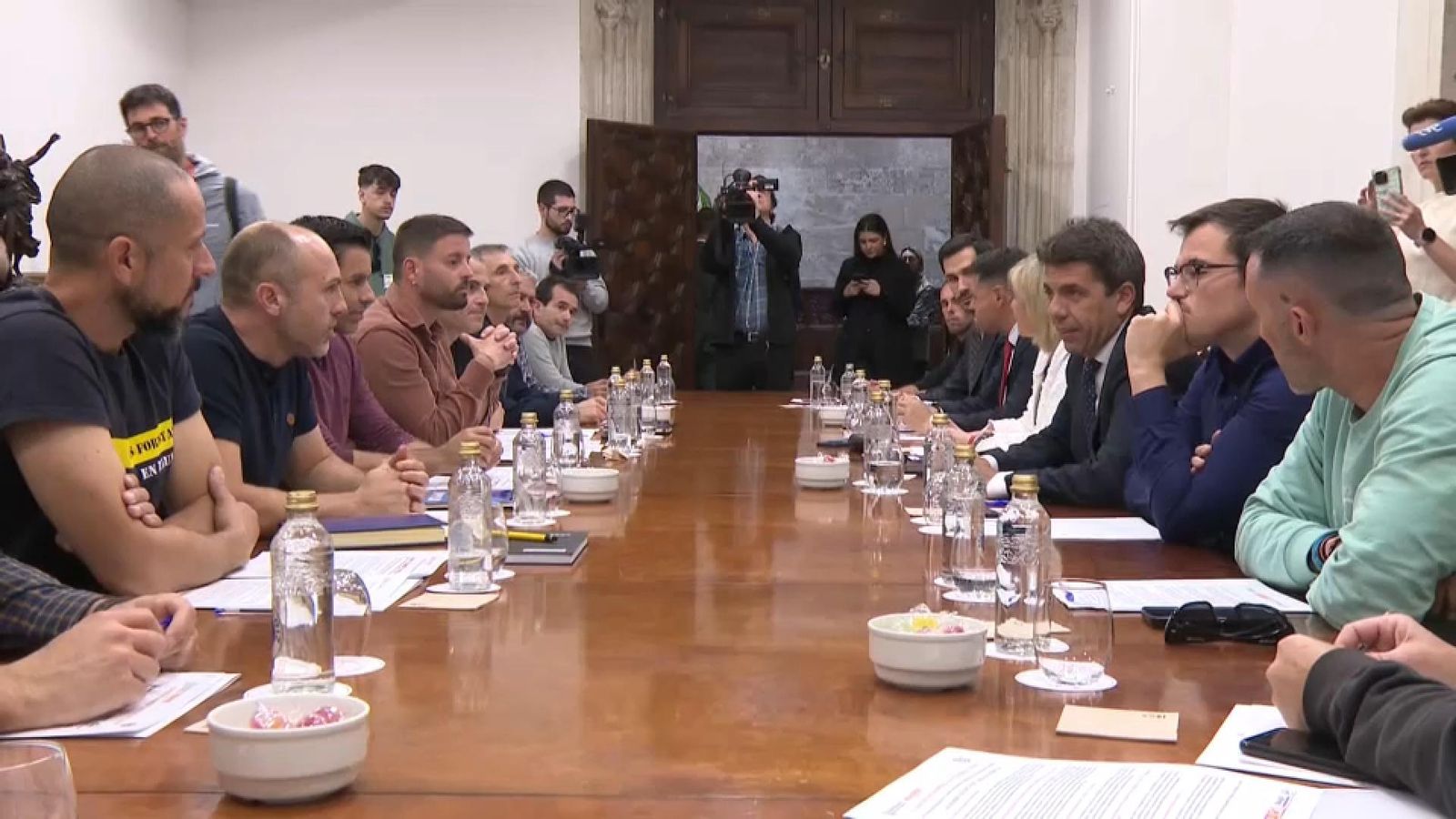 Reunió, este dimarts, entre els sindicats dels bombers forestals i els responsables del Consell