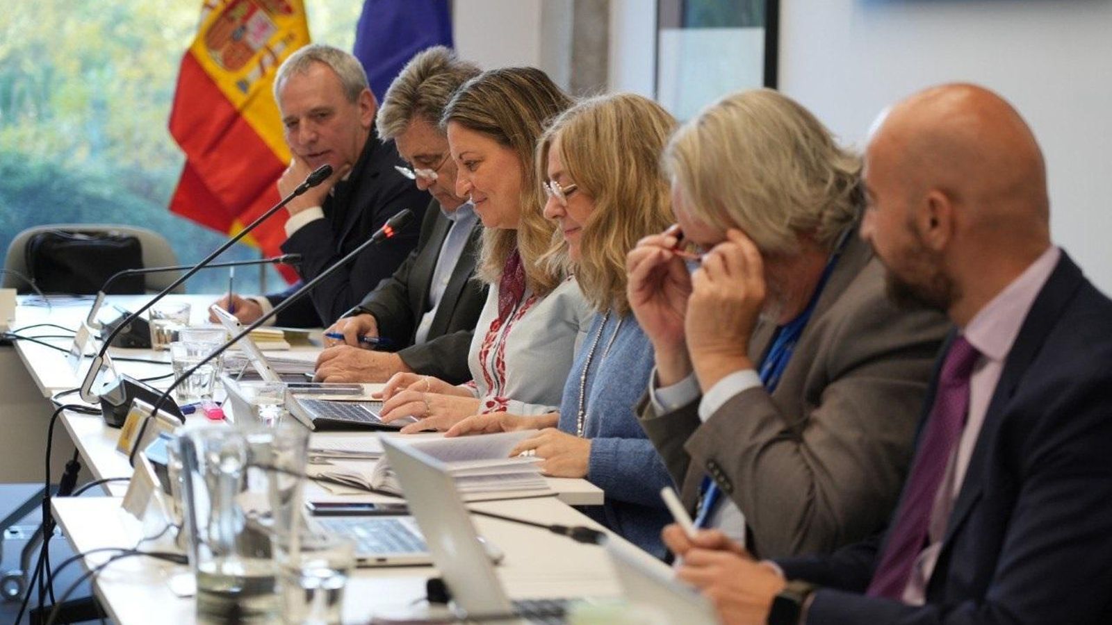 La secretària d'Estat de Funció Pública, Consuelo Sánchez Naranjo, en una reunió amb CCOO, UGT i CSIF per a abordar la millora salarial i laboral dels treballadors públics