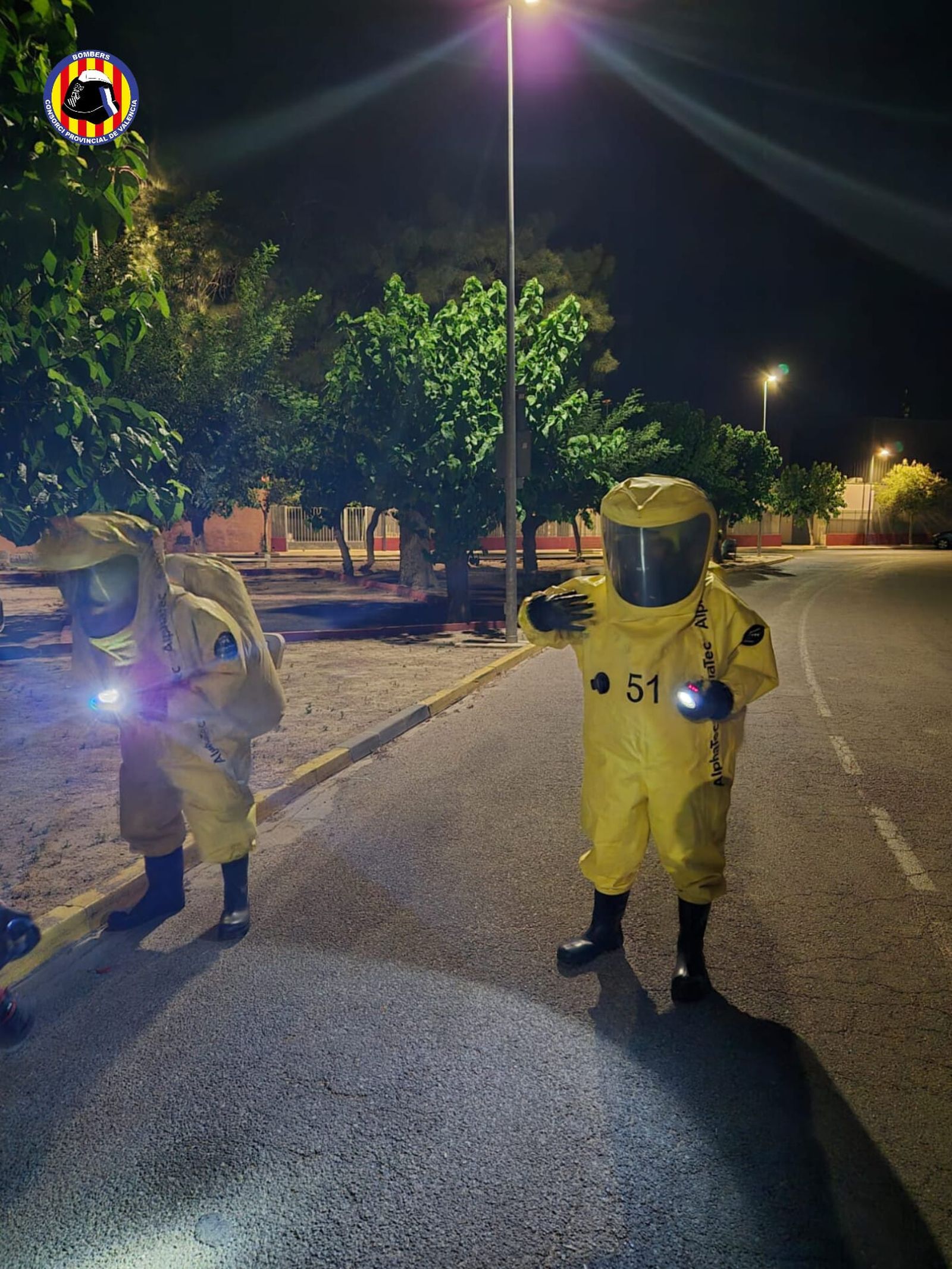 Efectius del Consorci Provincial de Bombers de València intervenen en les instal·lacions amb equips de protecció química