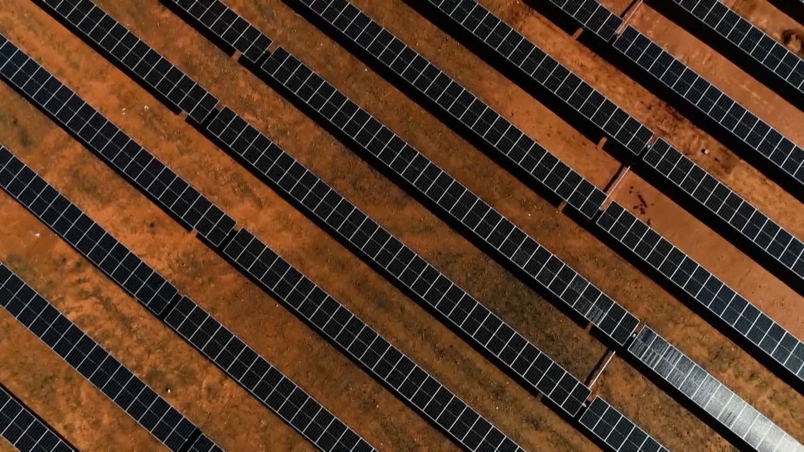 Imatge aèria d'una megaplanta fotovoltaica