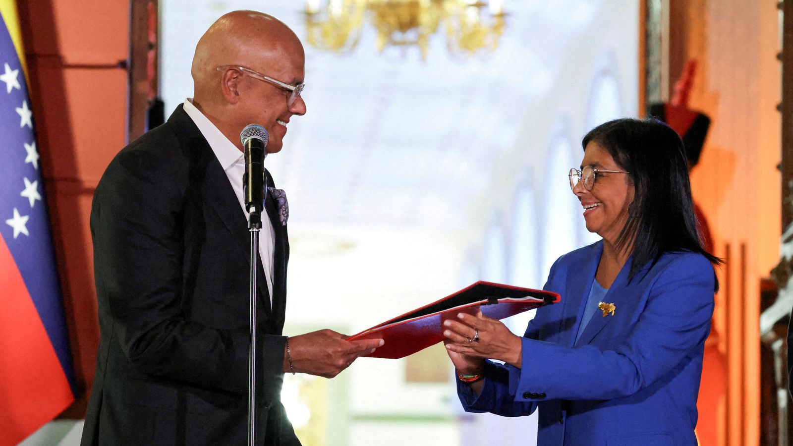 Els germans Jorge i Delcy Rodríguez s'intercanvien el document que arreplega la llei d'amnisitia, este dijous al palau de Miraflores, este dijous