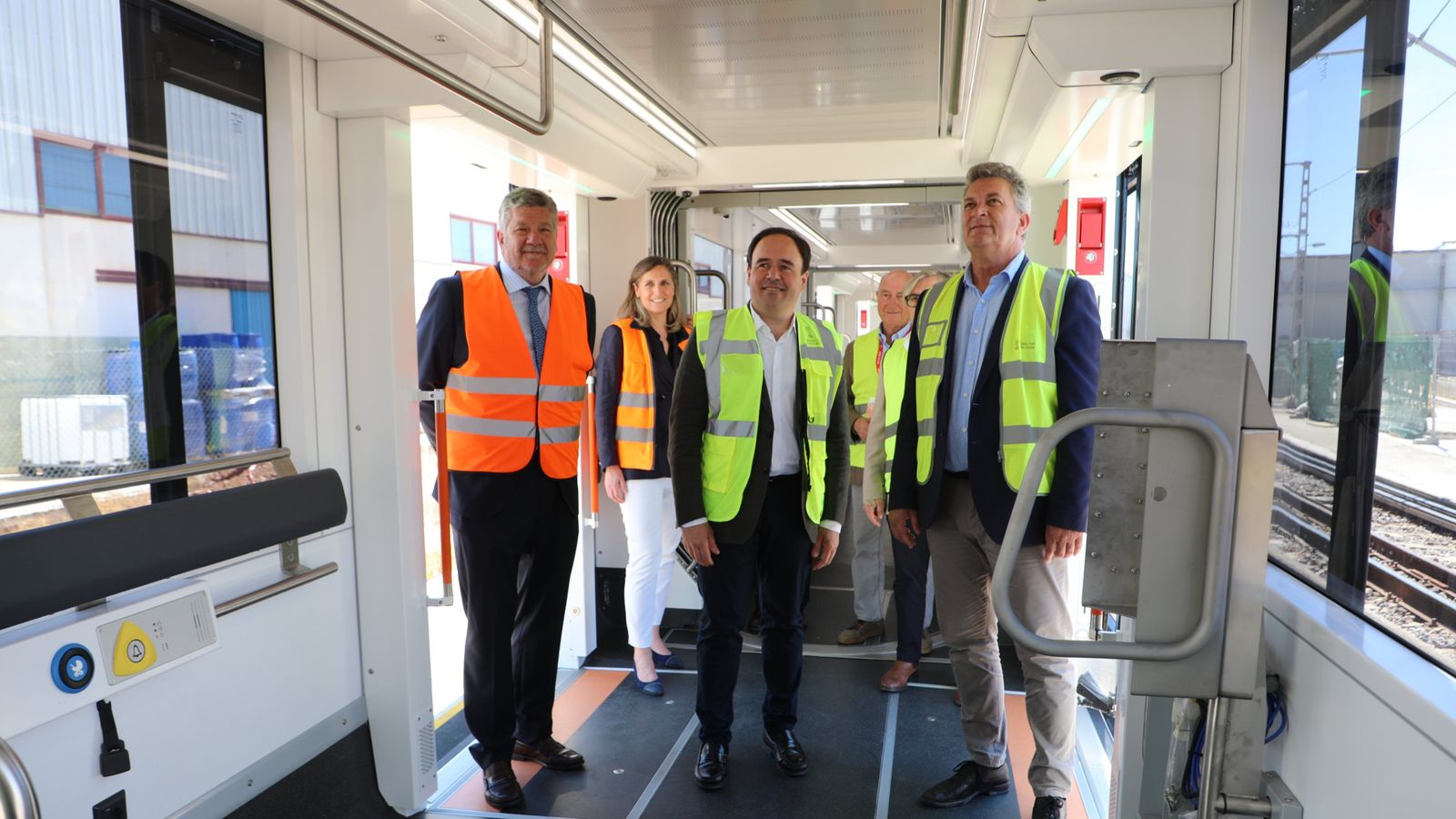 El cap del Consell, al centre, amb els responsables d'Stadler Rail d'Albuixec i el conseller d'Infraestructures, durant la visita a la fàbrica que fa els combois