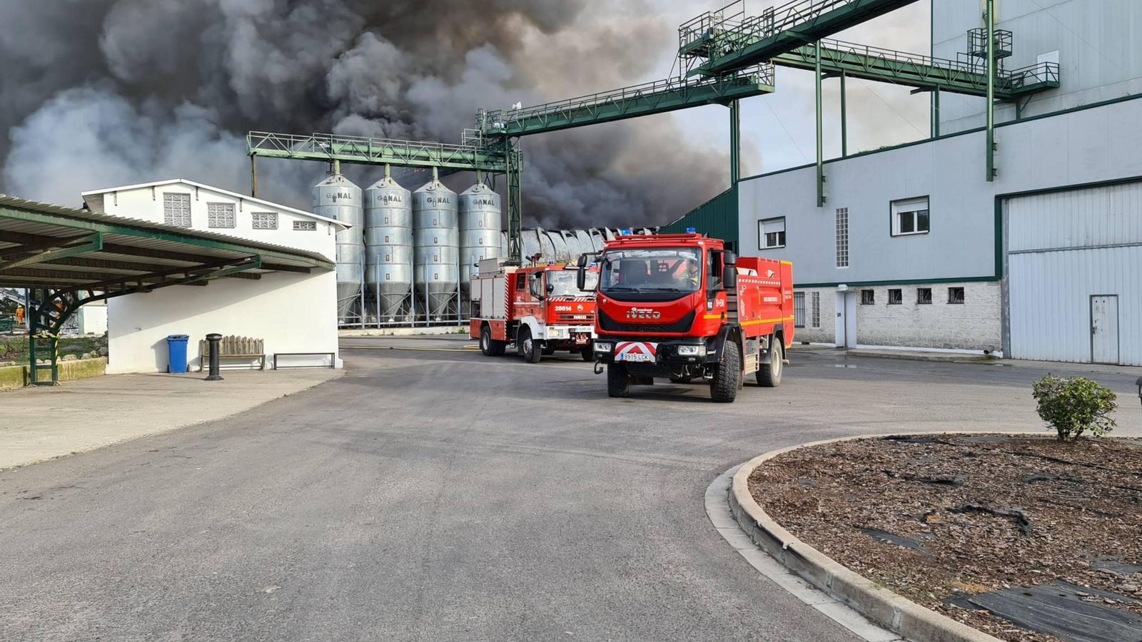 Imatge de la granja avícola de Sinarques afectada per les flames