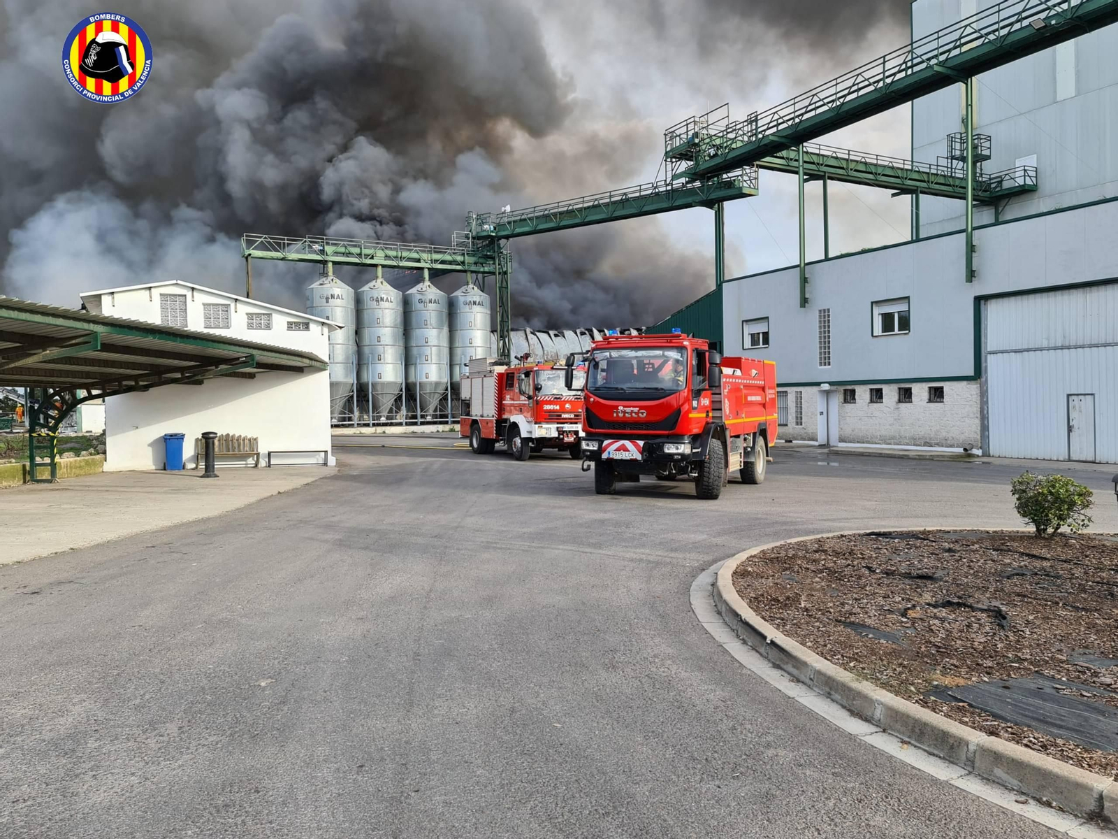 Imatge de la granja avícola de Sinarques afectada per les flames