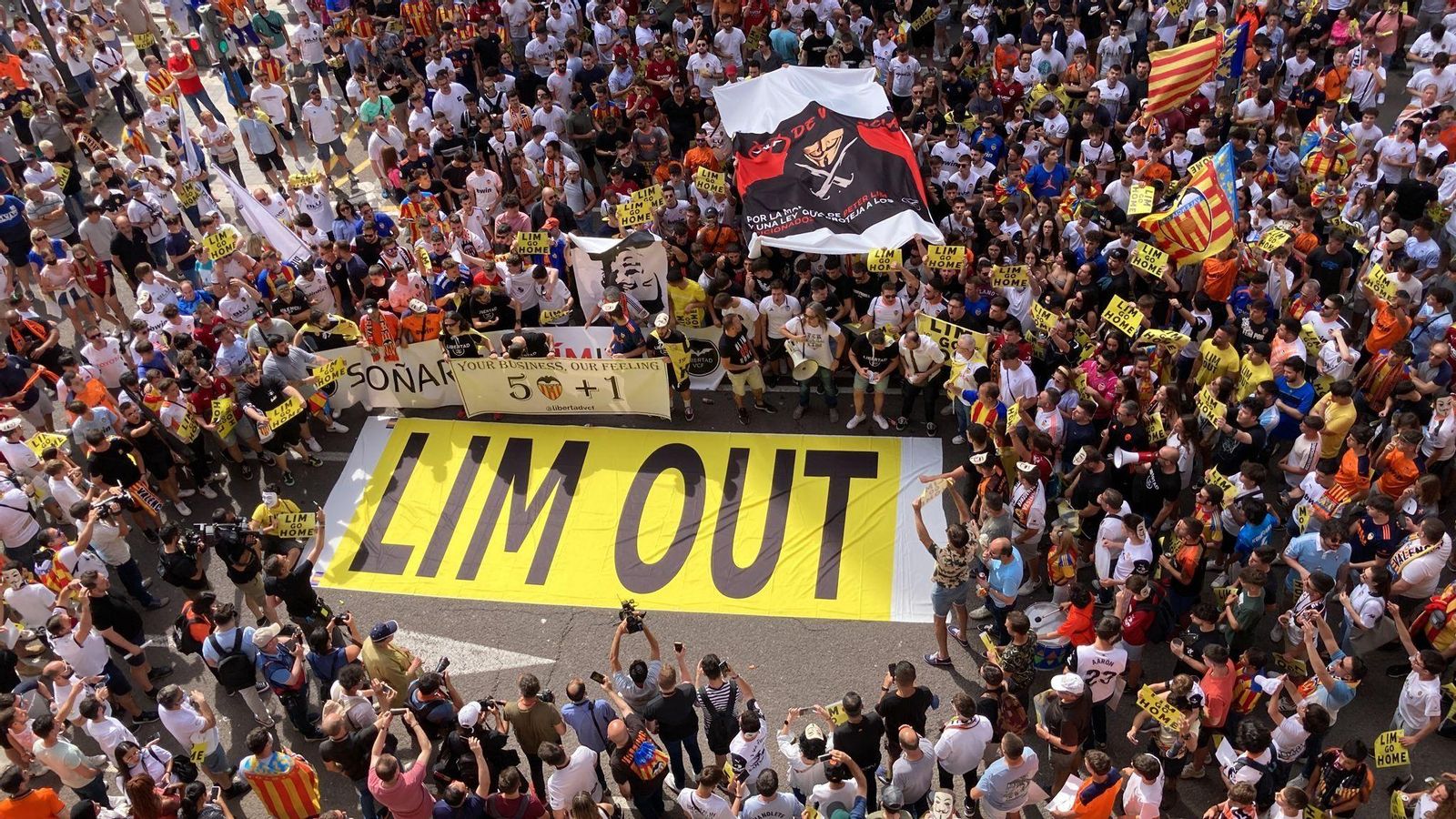 Manifestació contra Peter Lim a la rodalia de Mestalla Manifestació contra Peter Lim a les rodalies de Mestalla