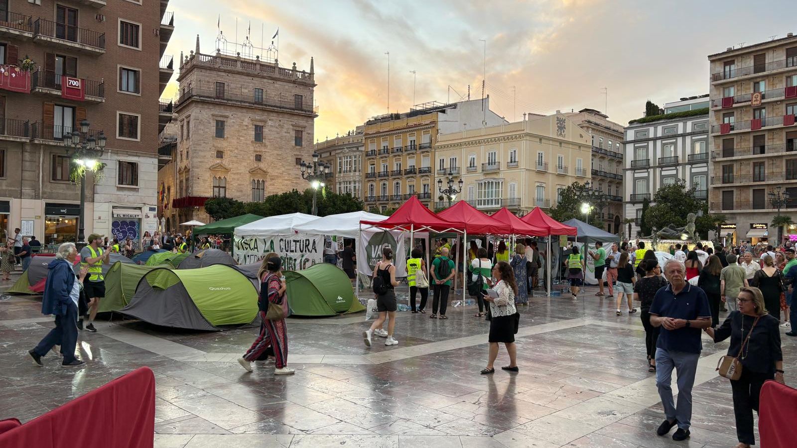 Torna l'acampada docent a la plaça de la Mare de Déu