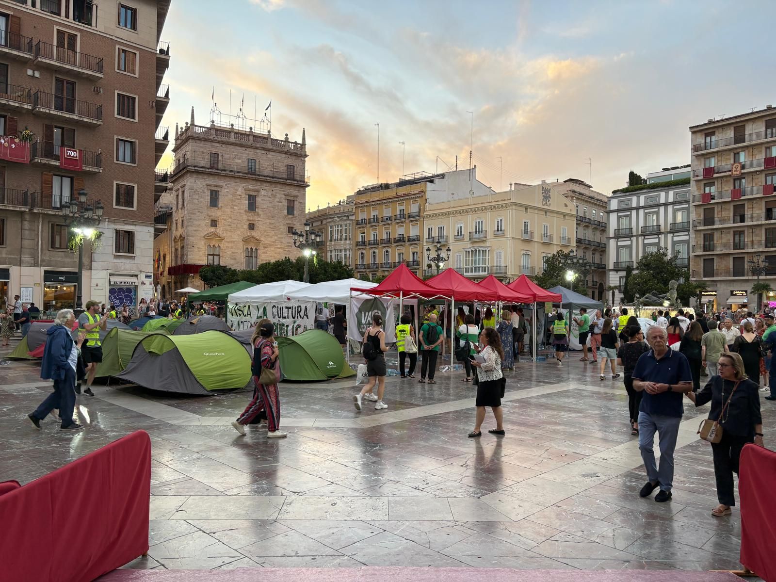 Torna l'acampada docent a la plaça de la Mare de Déu