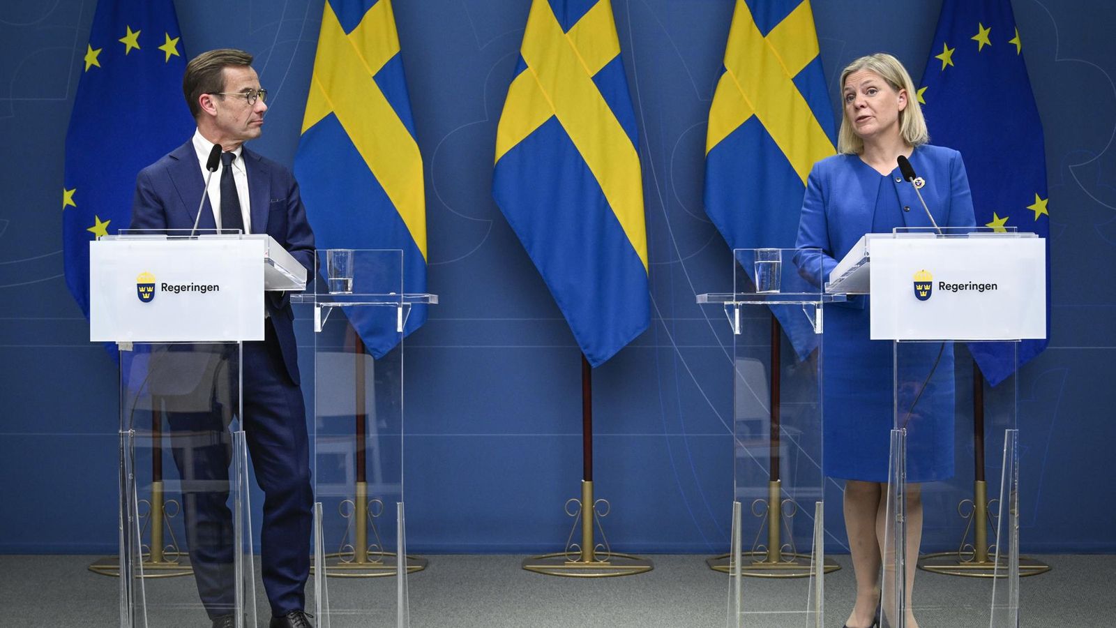 132 / 5.000 Resultats de traducció La primera ministra de Suècia Magdalena Andersson (a la dreta) i el líder del Partit Moderat Ulf Kristersson (esquerra) donen una conferència de premsa a Estocolm.