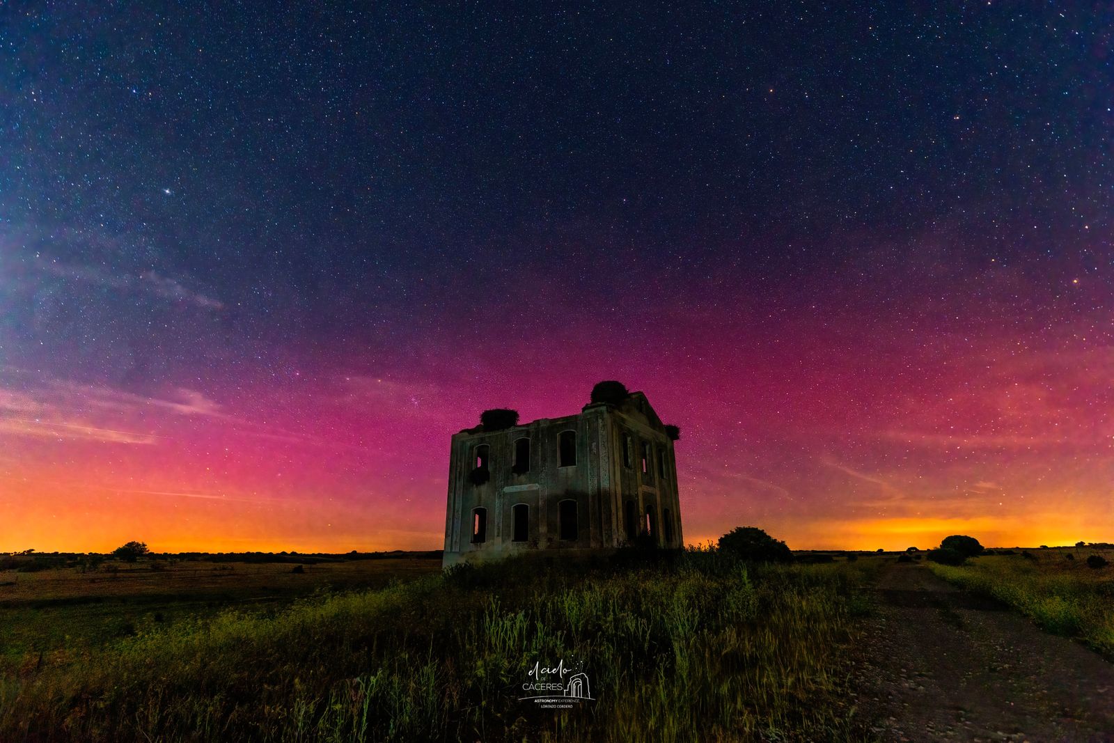 Aurora boreal fotografiada per Lorenzo Cordero des del Casar de Càceres, a Extremadura, el 23 d'abril del 2023