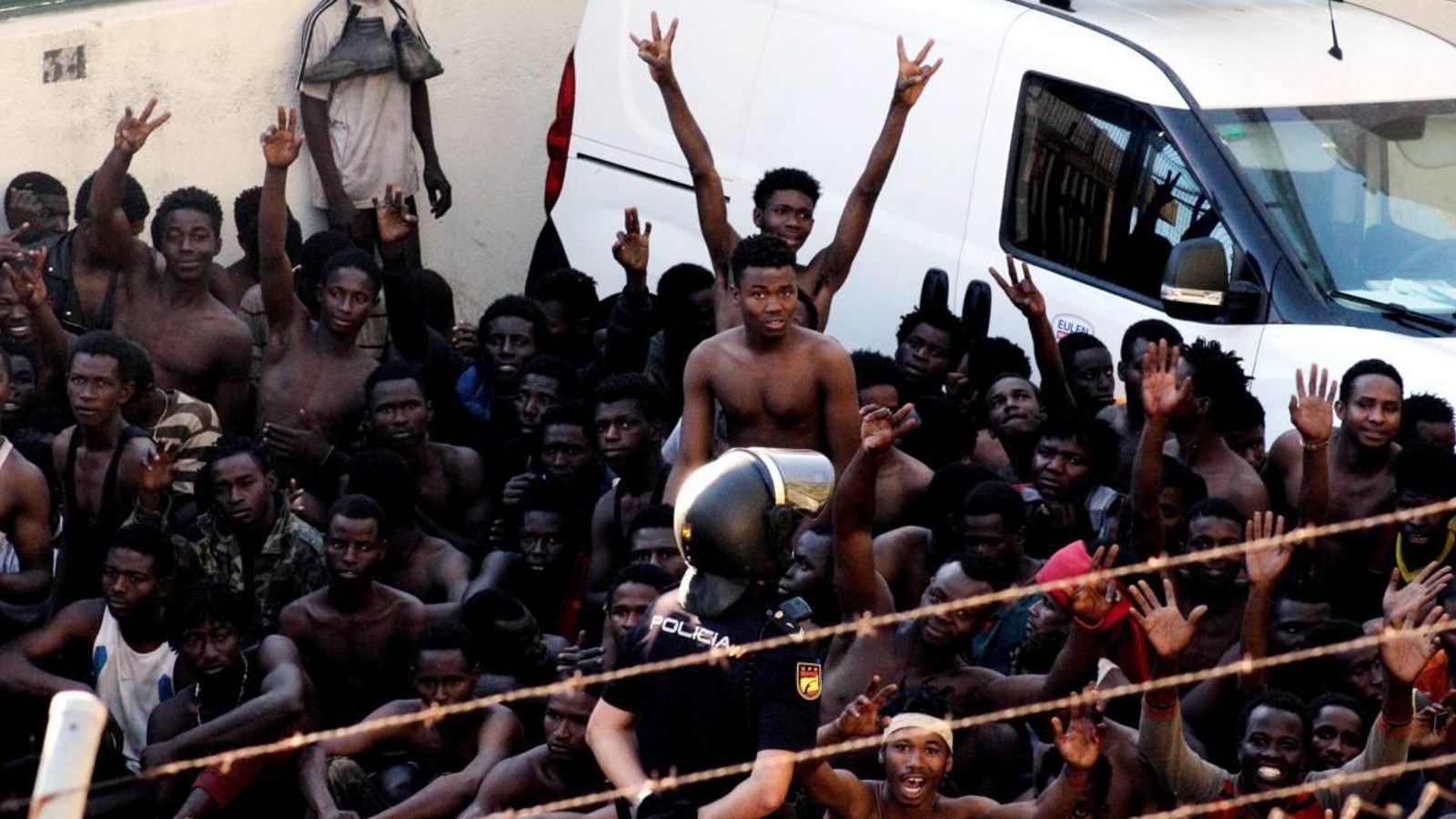 Algunes de les 602 persones migrants que aconseguiren travessar la frontera amb Ceuta Algunes de les 602 persones migrants que aconseguiren travessar la frontera amb Ceuta