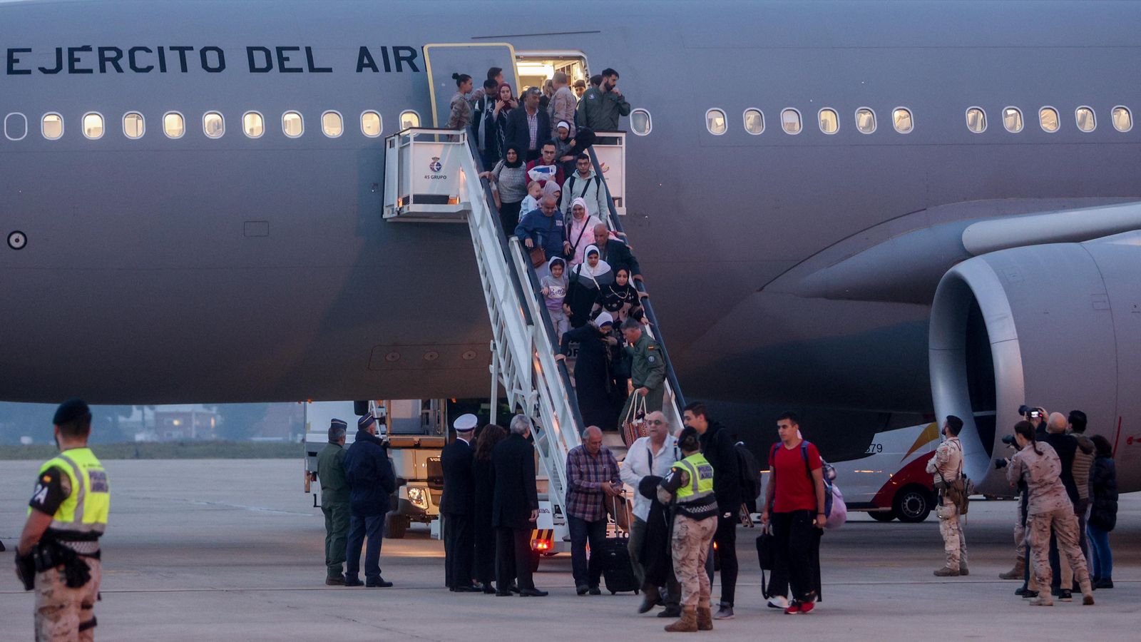 Espanyols evacuats de la Franja de Gaza arriben a la base militar de Torrejón de Ardoz