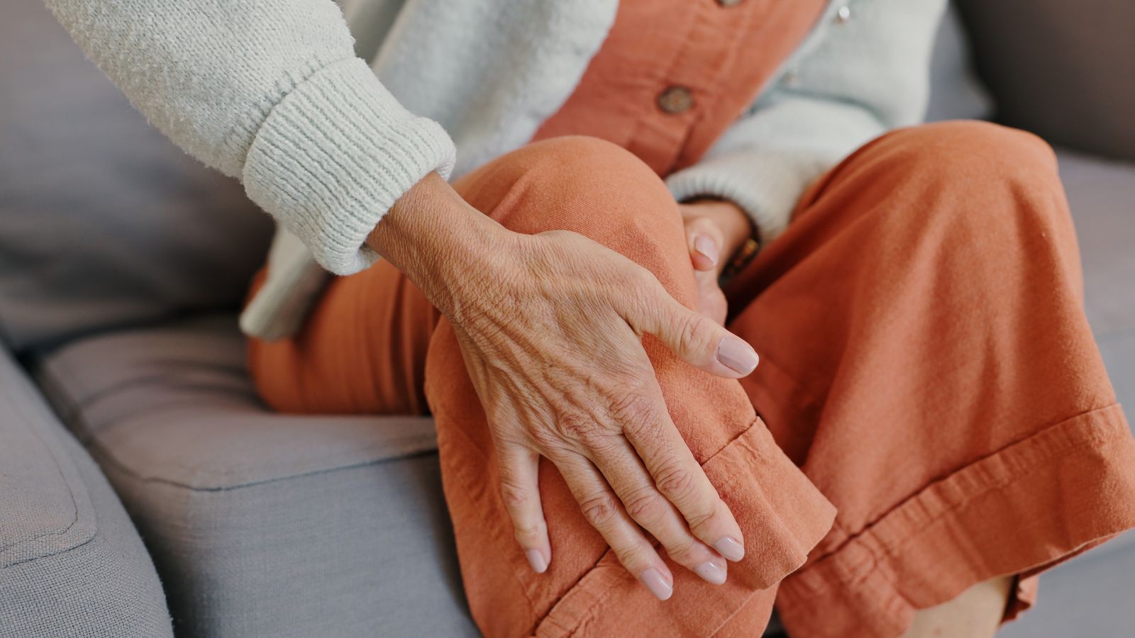 Imatge d'arxiu d'una dona amb dolor a la cama