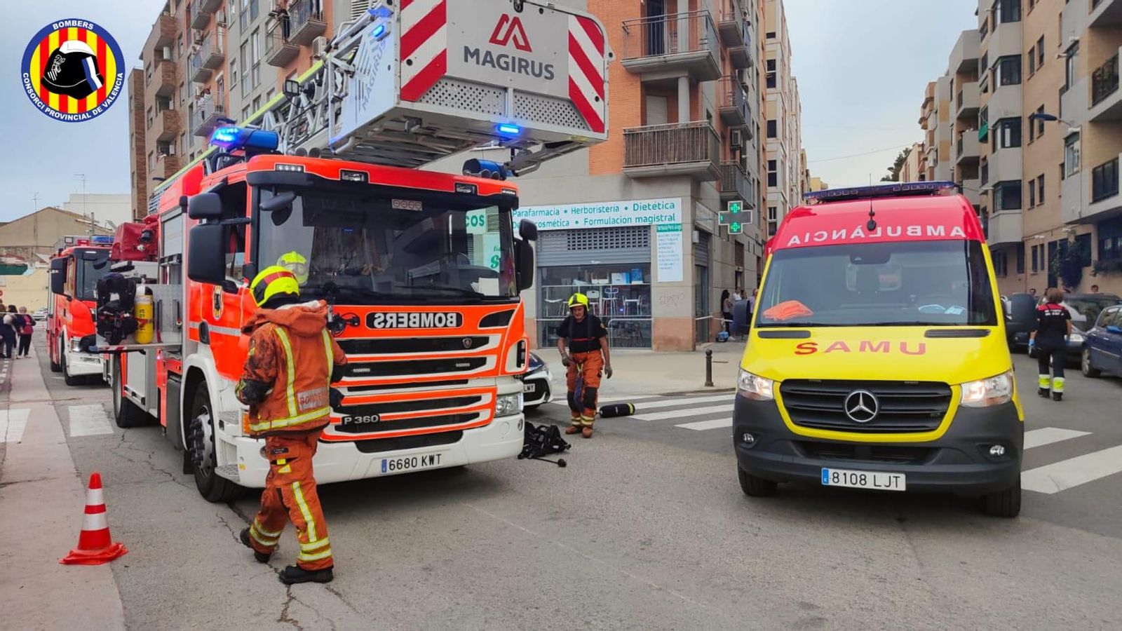 Una ambulància i vechicles del Consorci Provincial de Bombers de València