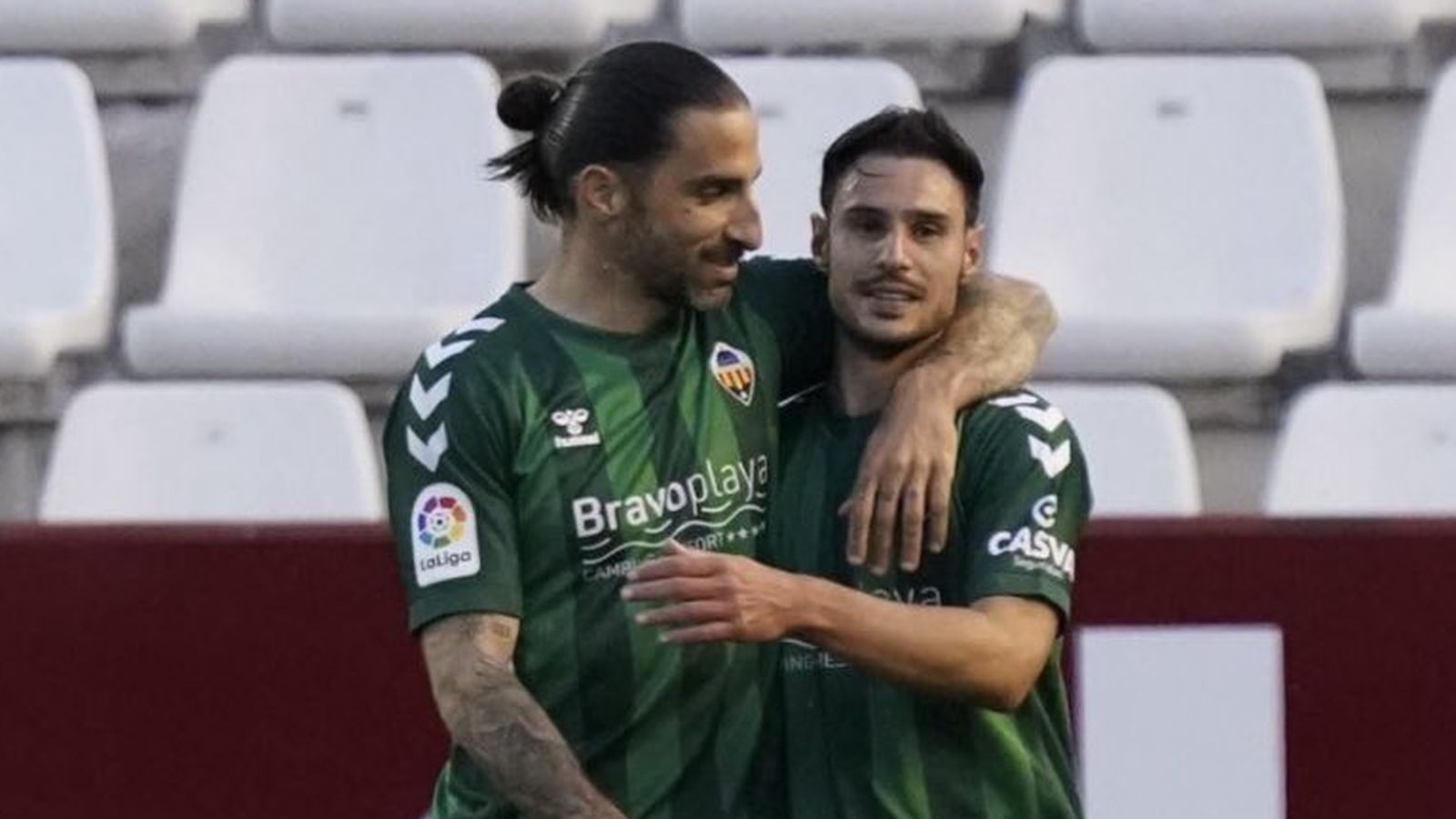 Marc Mateu i Jorge Fernández celebren el gol del Castelló