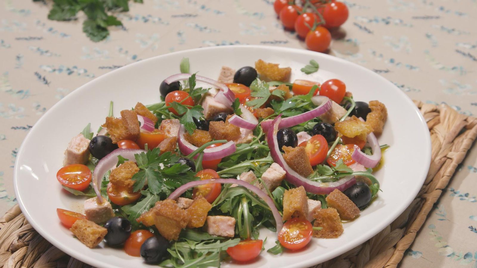 Ensalada de carn, tomaca i olives Ensalada de carn, tomaca i olives
