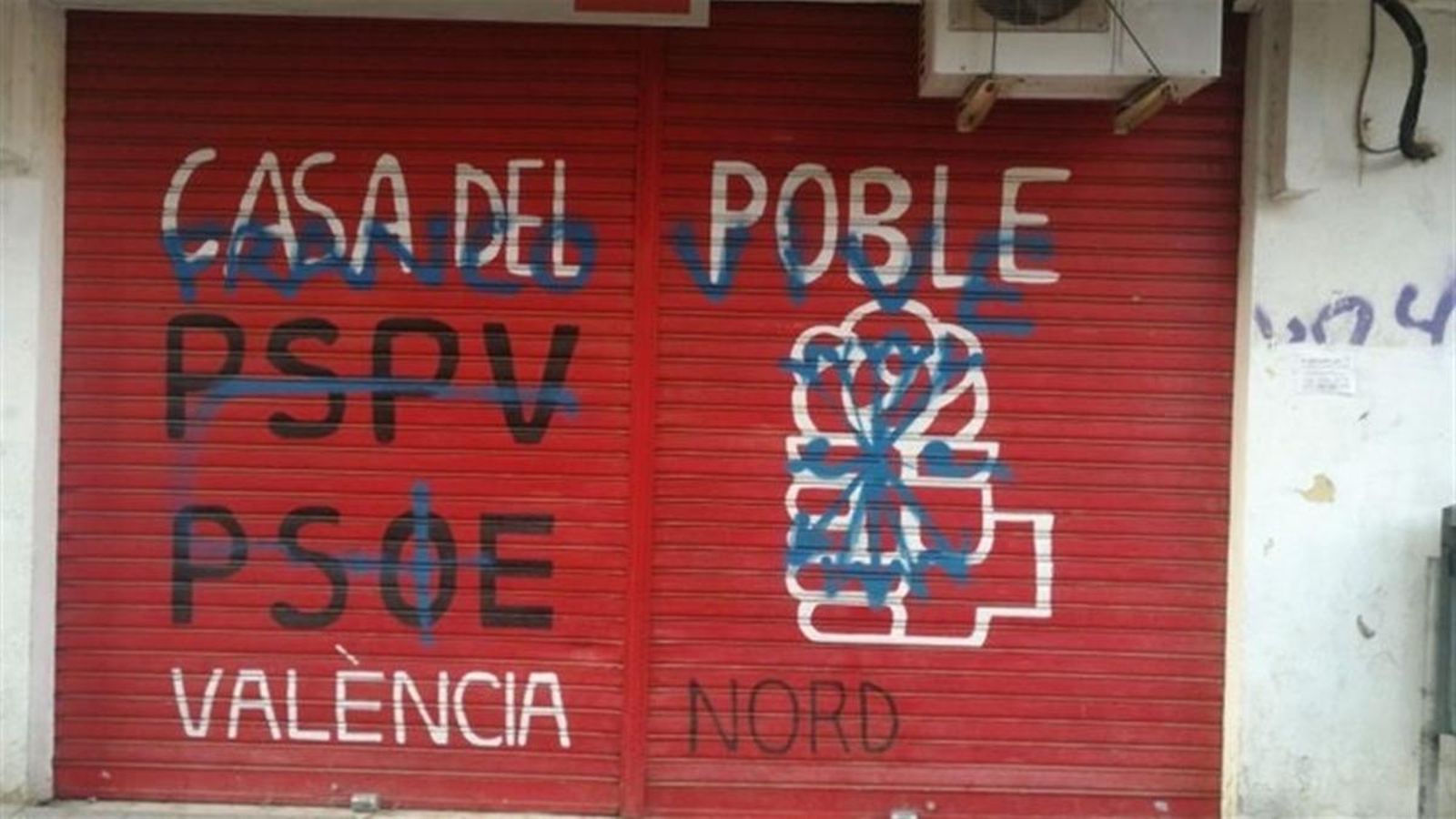Pinten \'Franco Vive\' la seu del PSPV-València Nord
