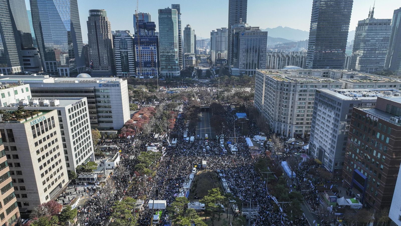 Manifestació per a demanar la destitució del president de Corea del Sud, Yoon Suk Yeol, enfront de l'Assemblea Nacional a Seül, Corea del Sud, este dissabte