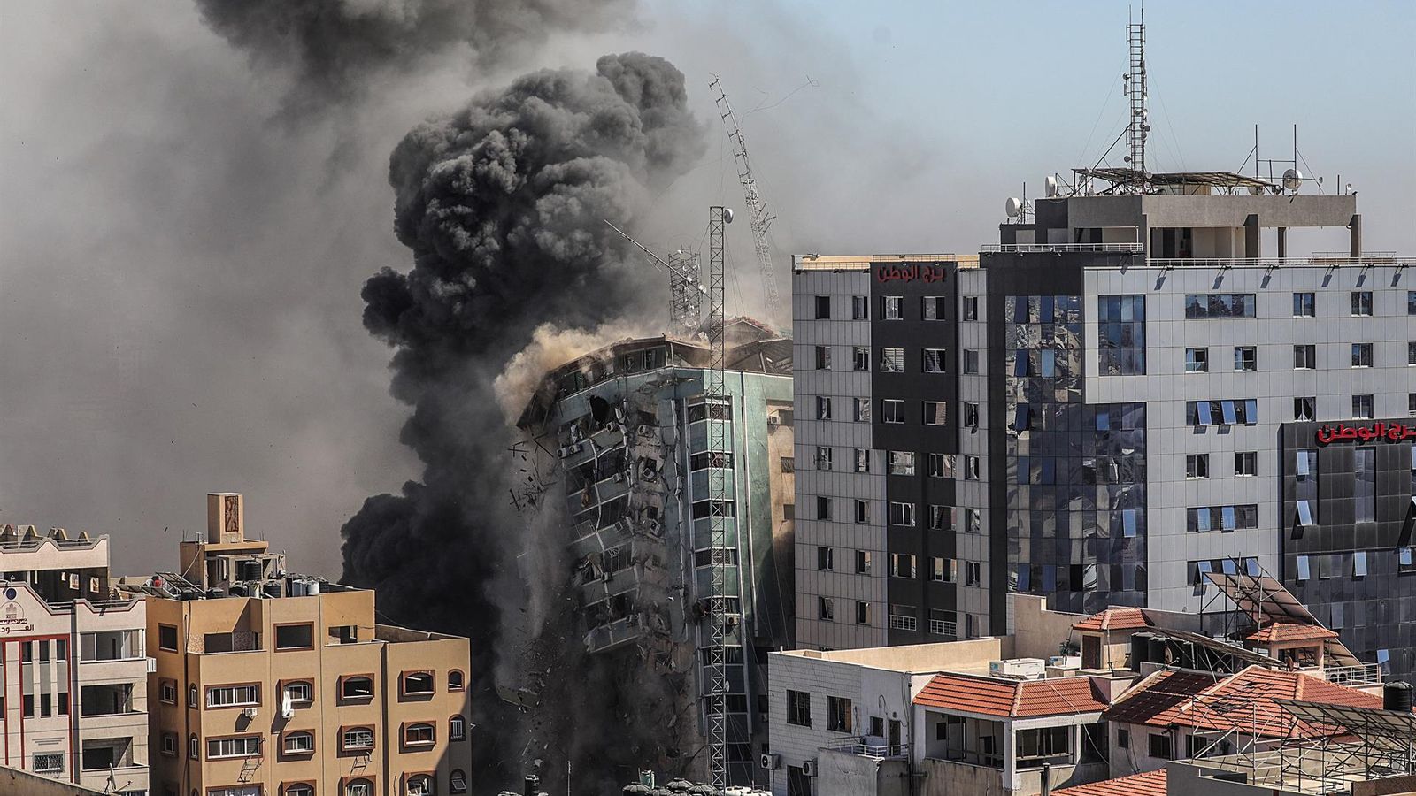 La torre Al-Jalaa, que acull les oficines d'Associated Press i Al-Jazeera, bombardejada per l'exèrcit israelià