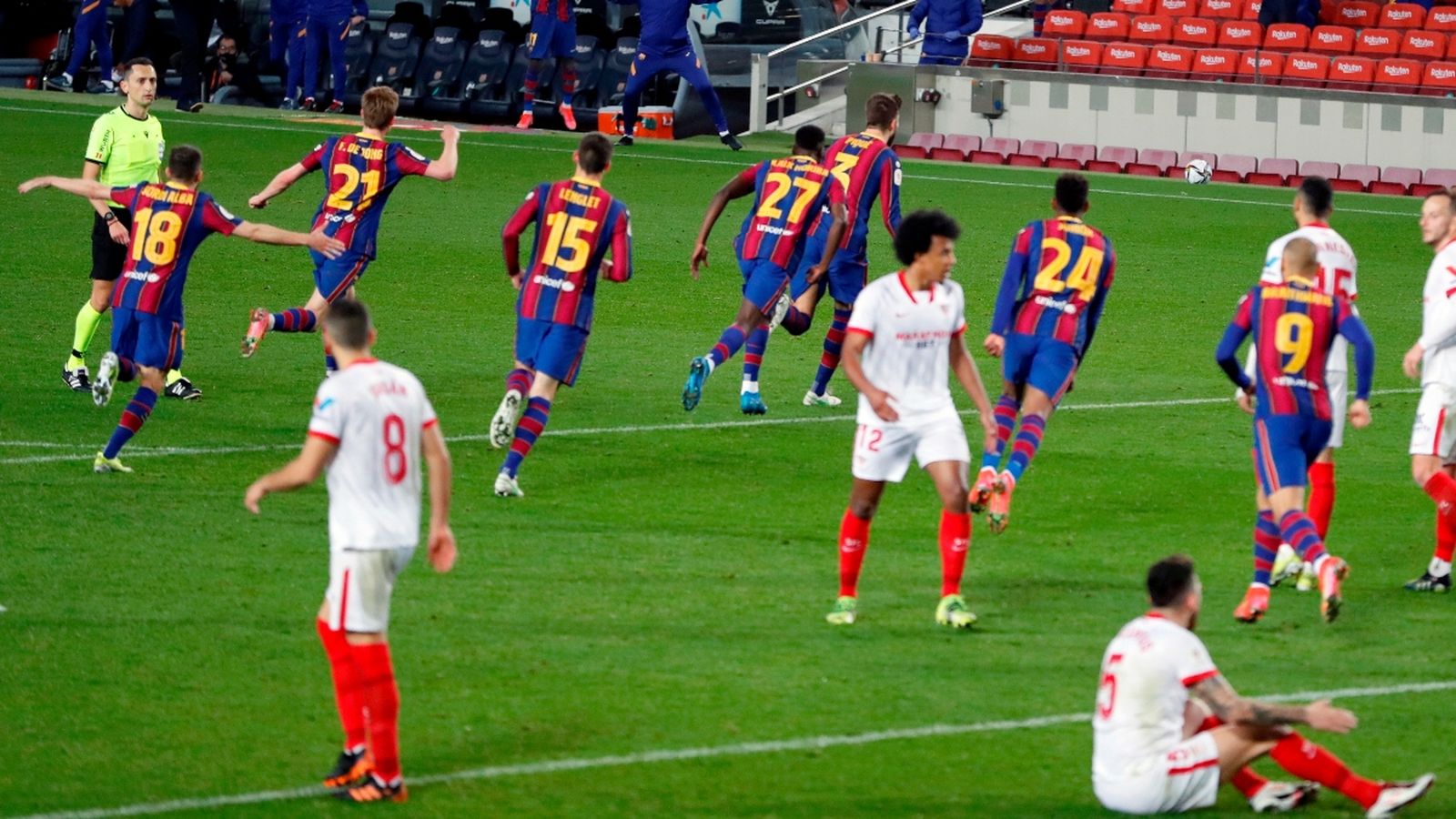 Els jugadors del Barça celebren el gol de Piqué