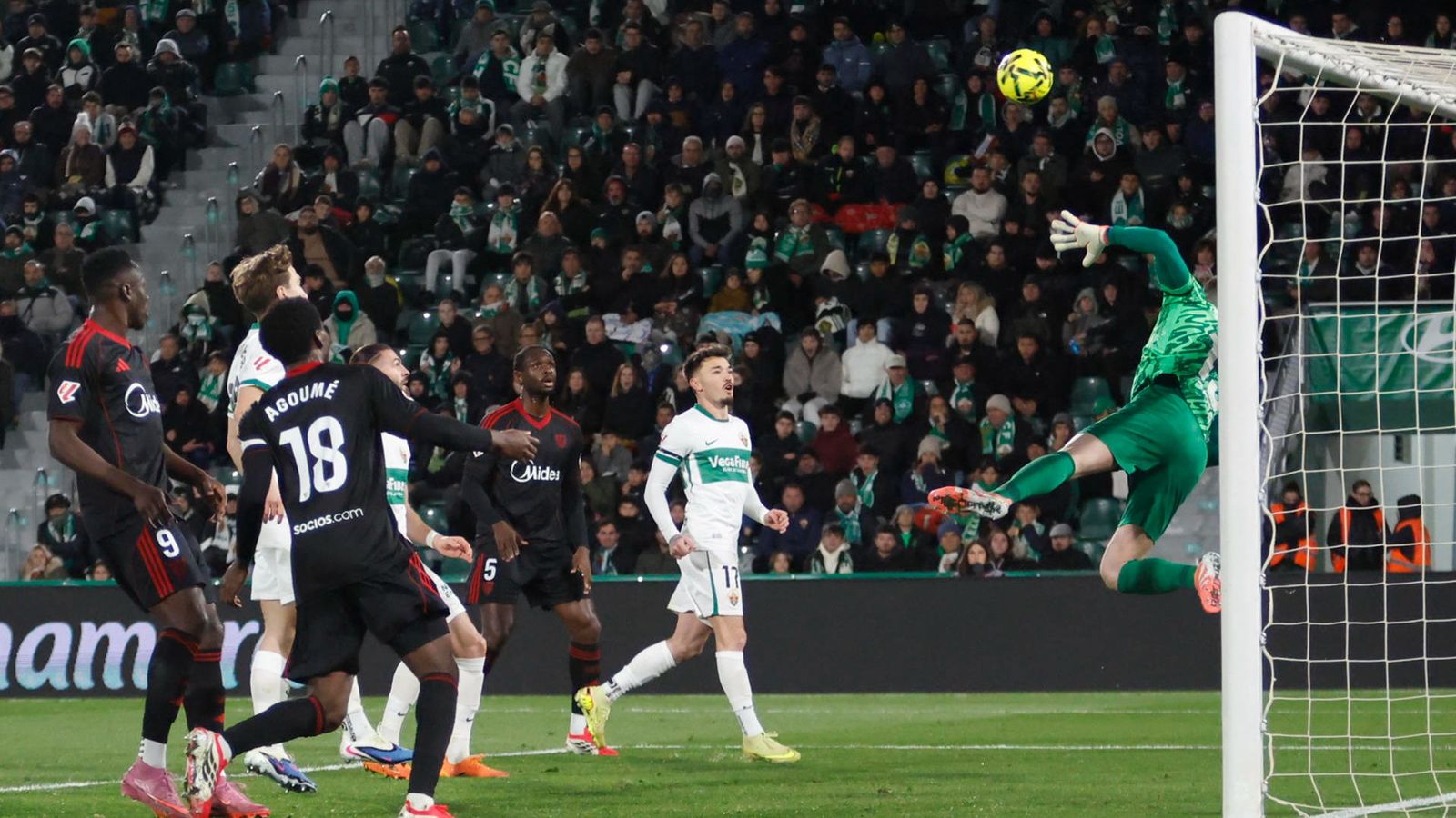 Iñaki Peña atura una rematada