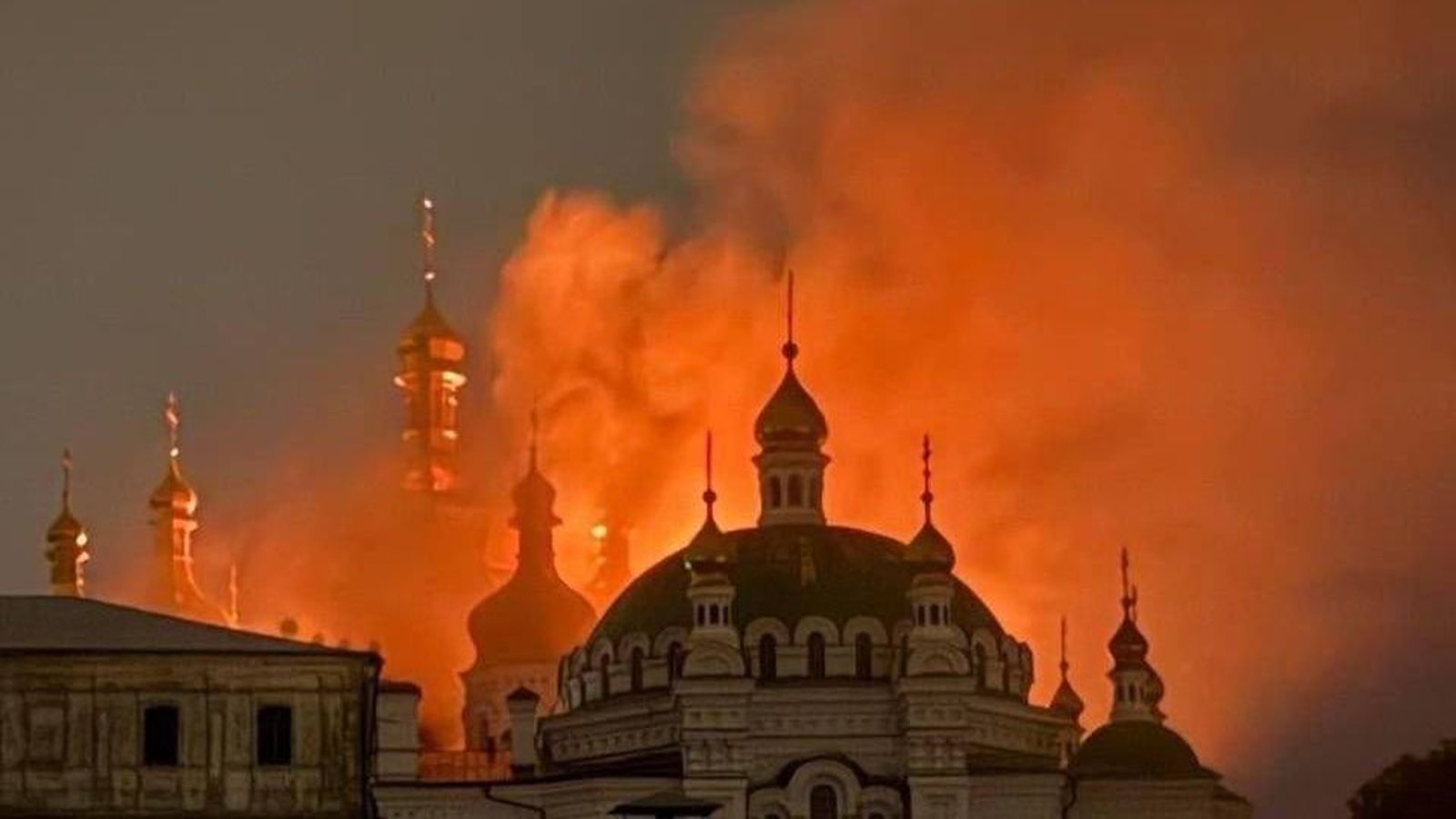 L'atac ha originat un incendi a la catedral de la Dormició del monestir de les Coves, a Kíiv