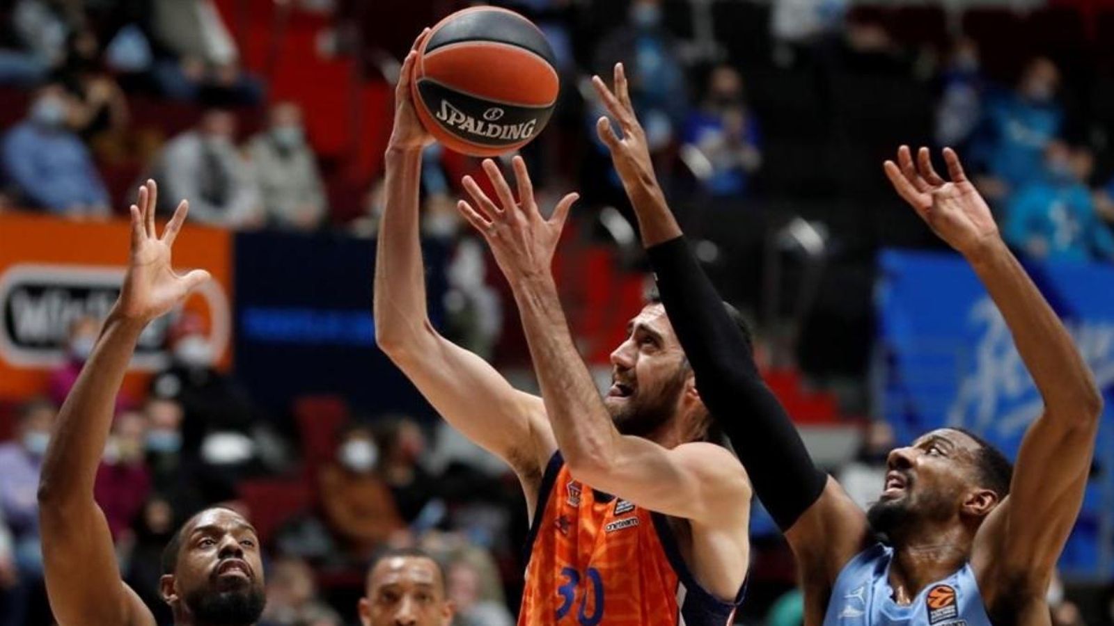 El jugador del València Basket, Joan Sastre, ha tornat a la pista dos mesos després de la seua lesió.