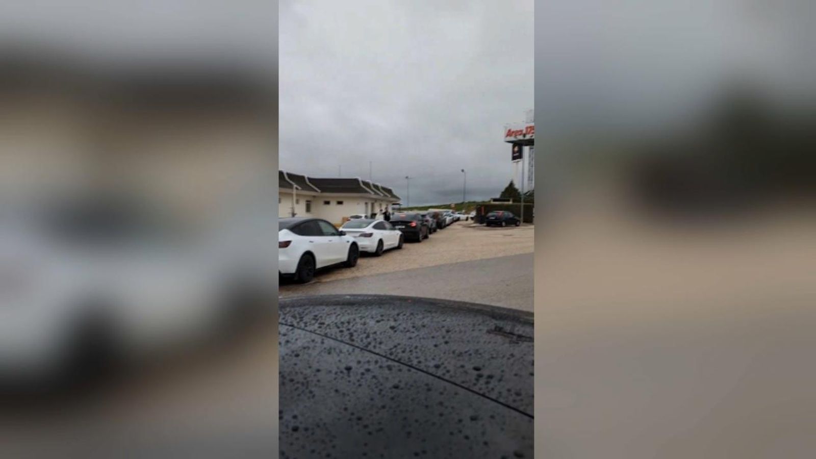 Llargues cues per a carregar els cotxes elèctrics