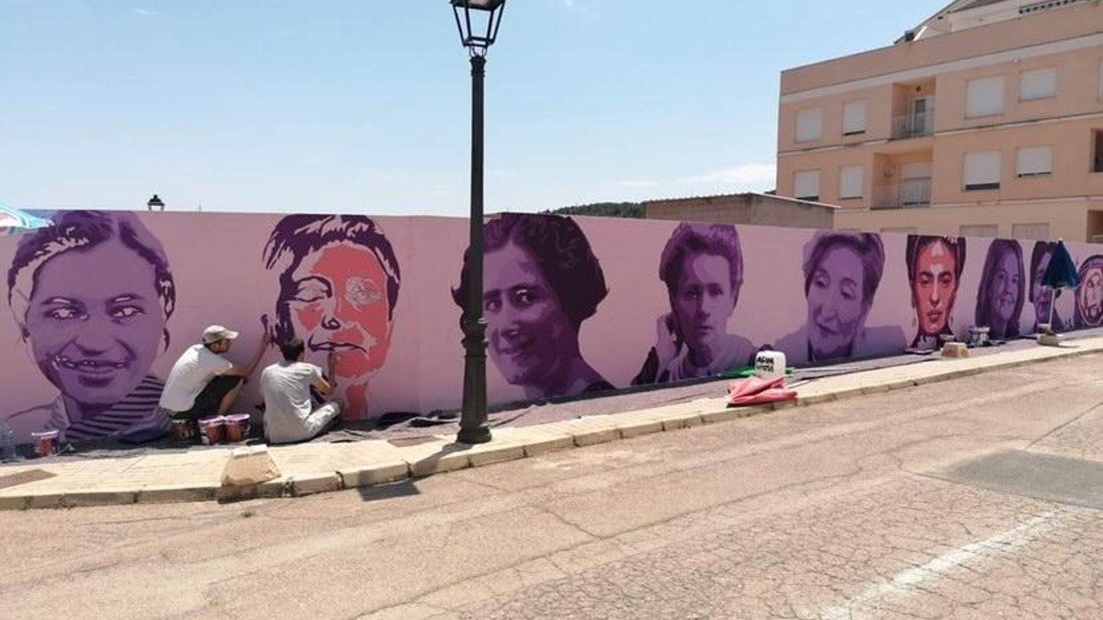 Membres del col·lectiu Unlogic Crew pinten el mural feminista a Geldo