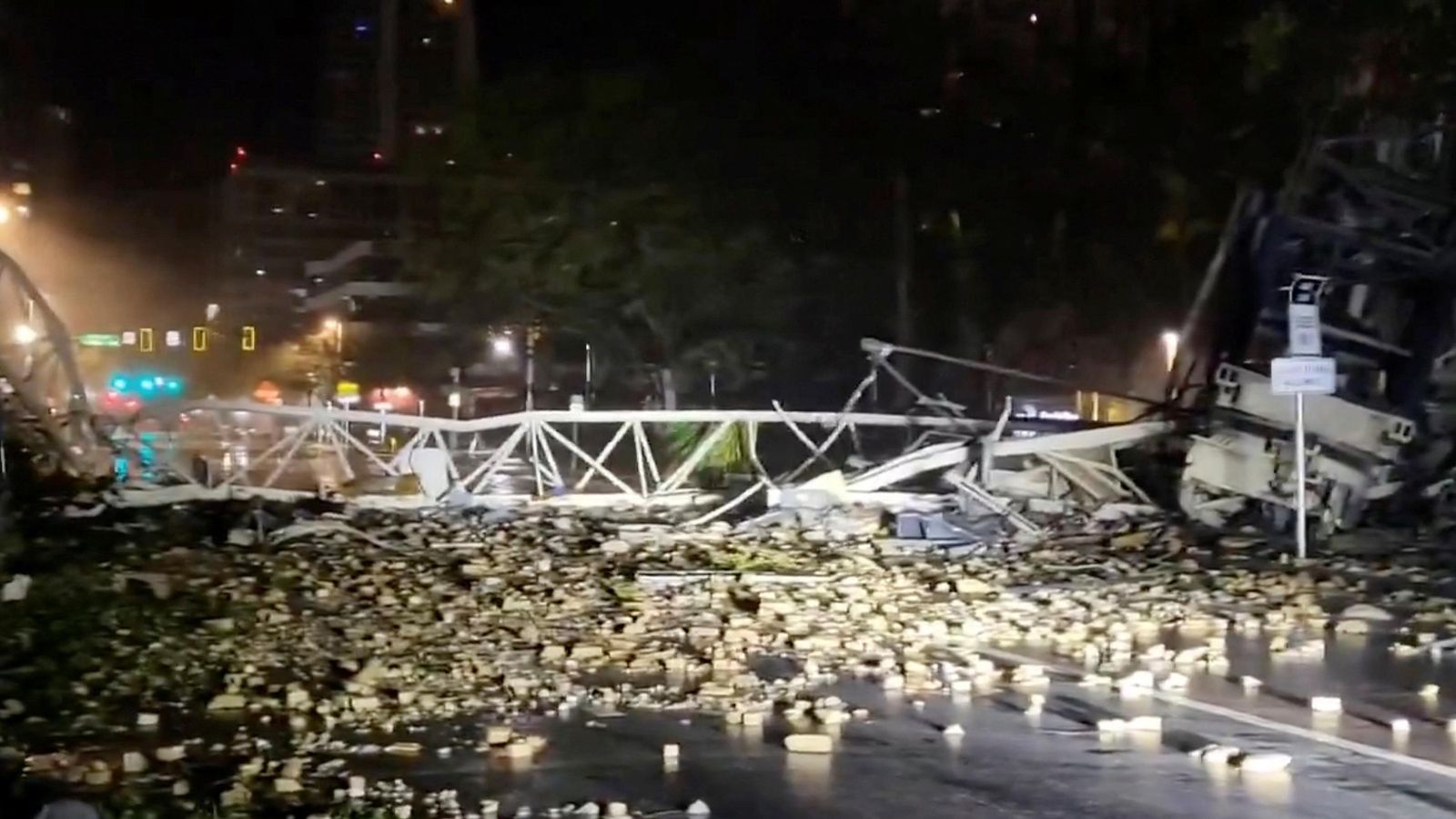 Runes escampades pel carrer d'una grua que ha tombat Milton