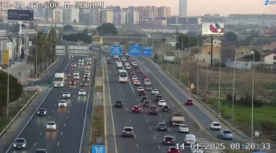 Retencions als accesos a València per la pista de Silla Retencions en els accesos a València per la pista de Silla
