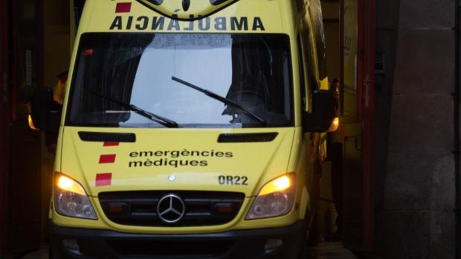 Diverses dotacions policials i dels serveis d'emergències s'han desplaçat fins al lloc dels fets