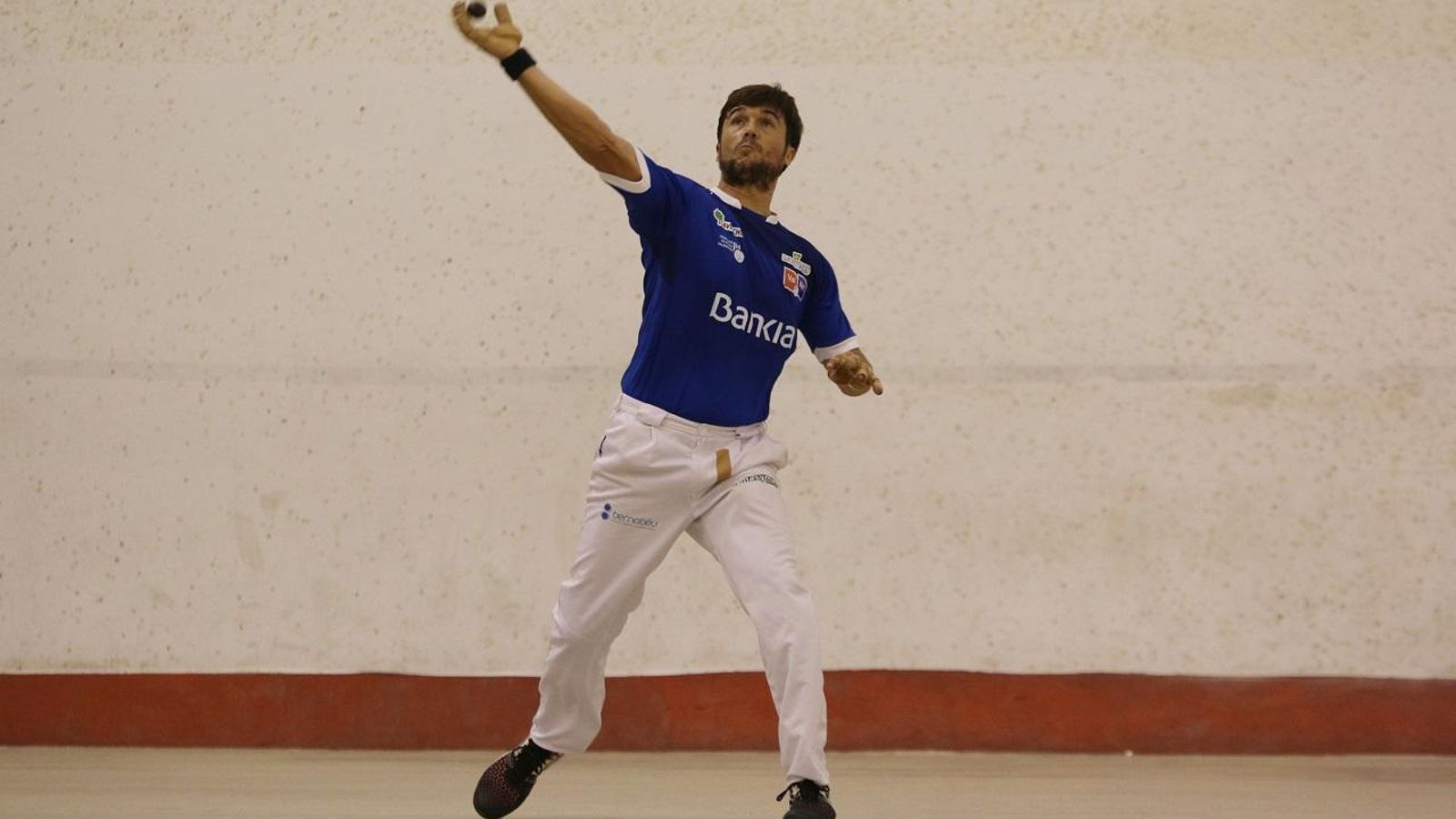 Miguel es disposa a jugar de volea