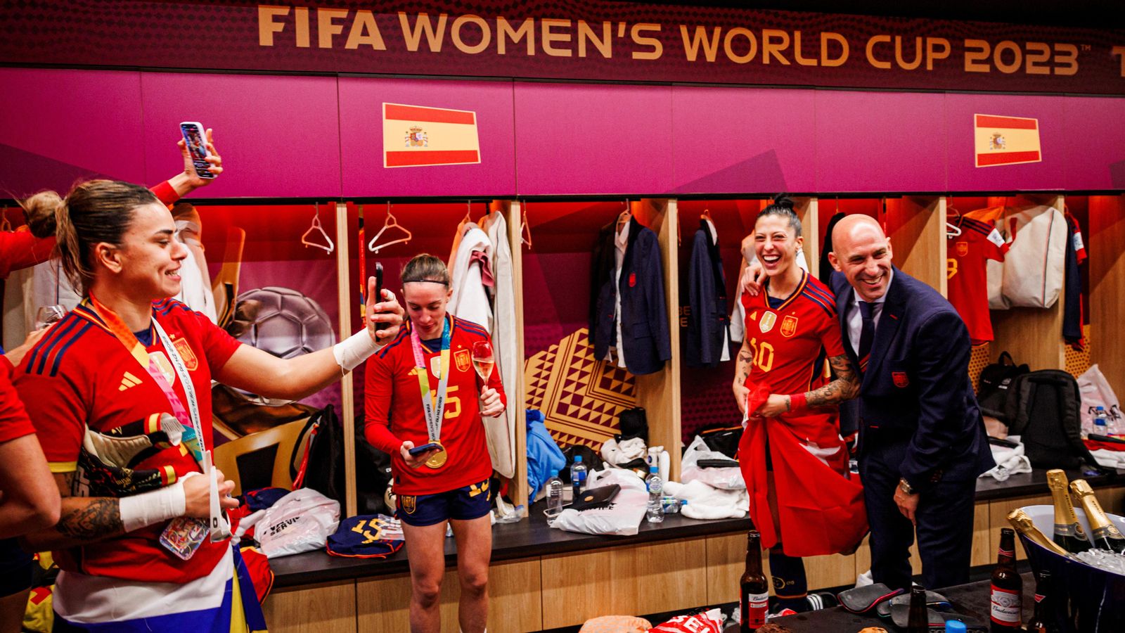 Misa, Eva Navarro, Jenni Hermoso i Luis Rubiales celebren el triomf contra Anglaterra