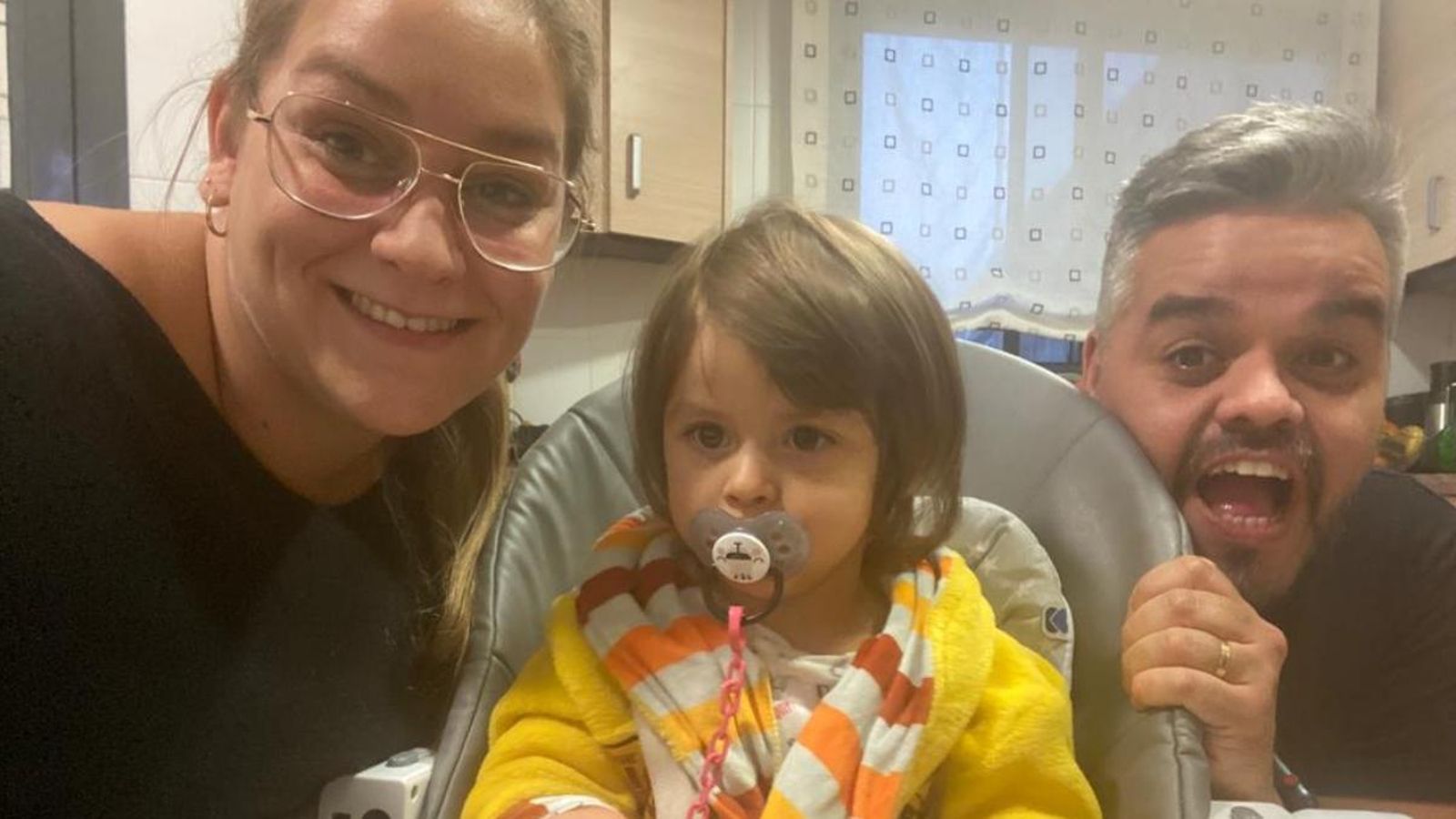 Alma i els seus pares, Andrea i Noel.