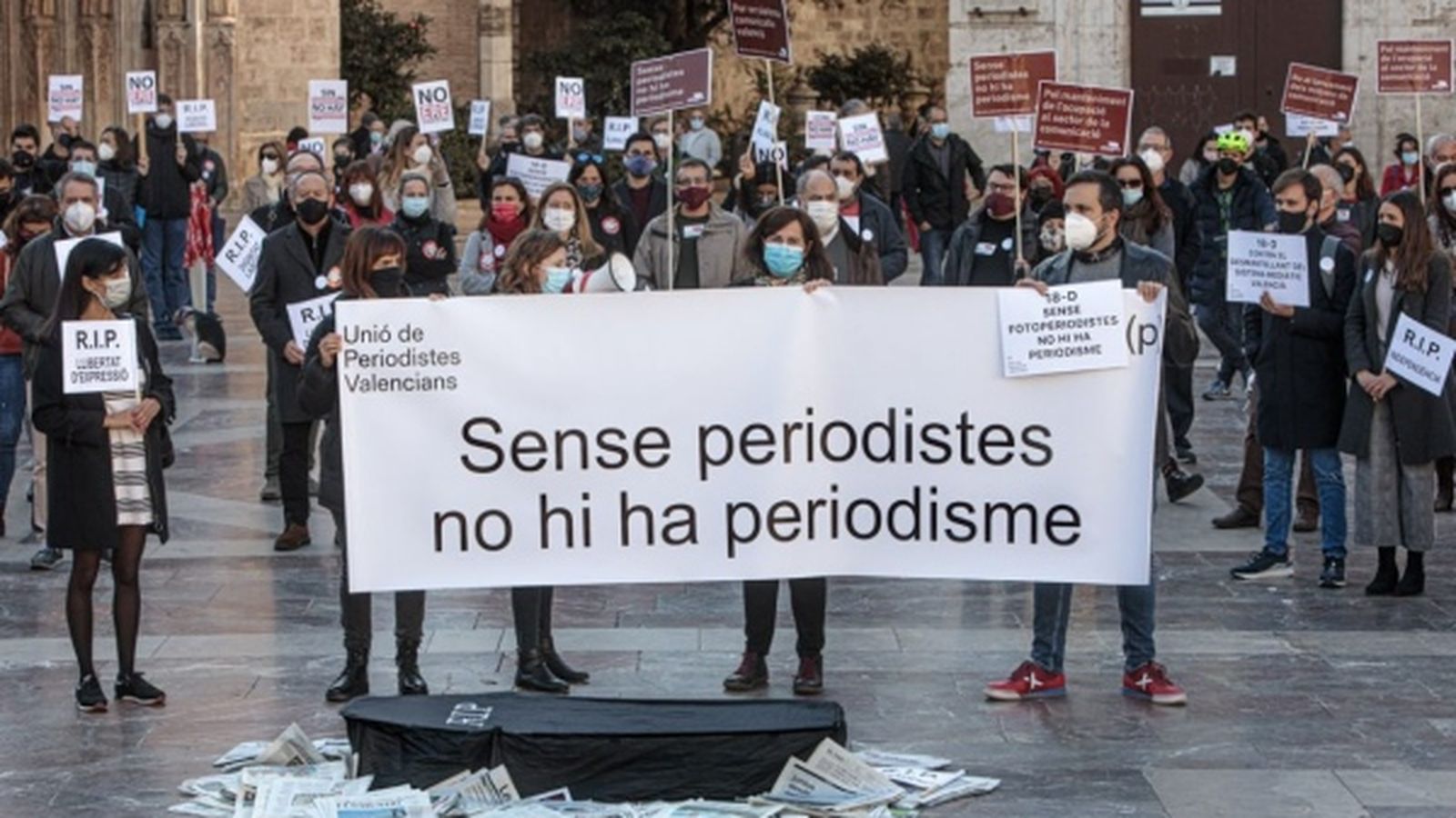 Els membres de la Unió de Periodistes protesten per la precarietat del sector a València