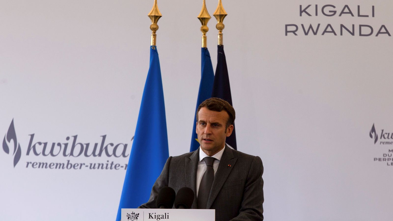 El president francés Emmanuel Macron visita el centre commemoratiu del genocidi a Gisozi, Ruanda