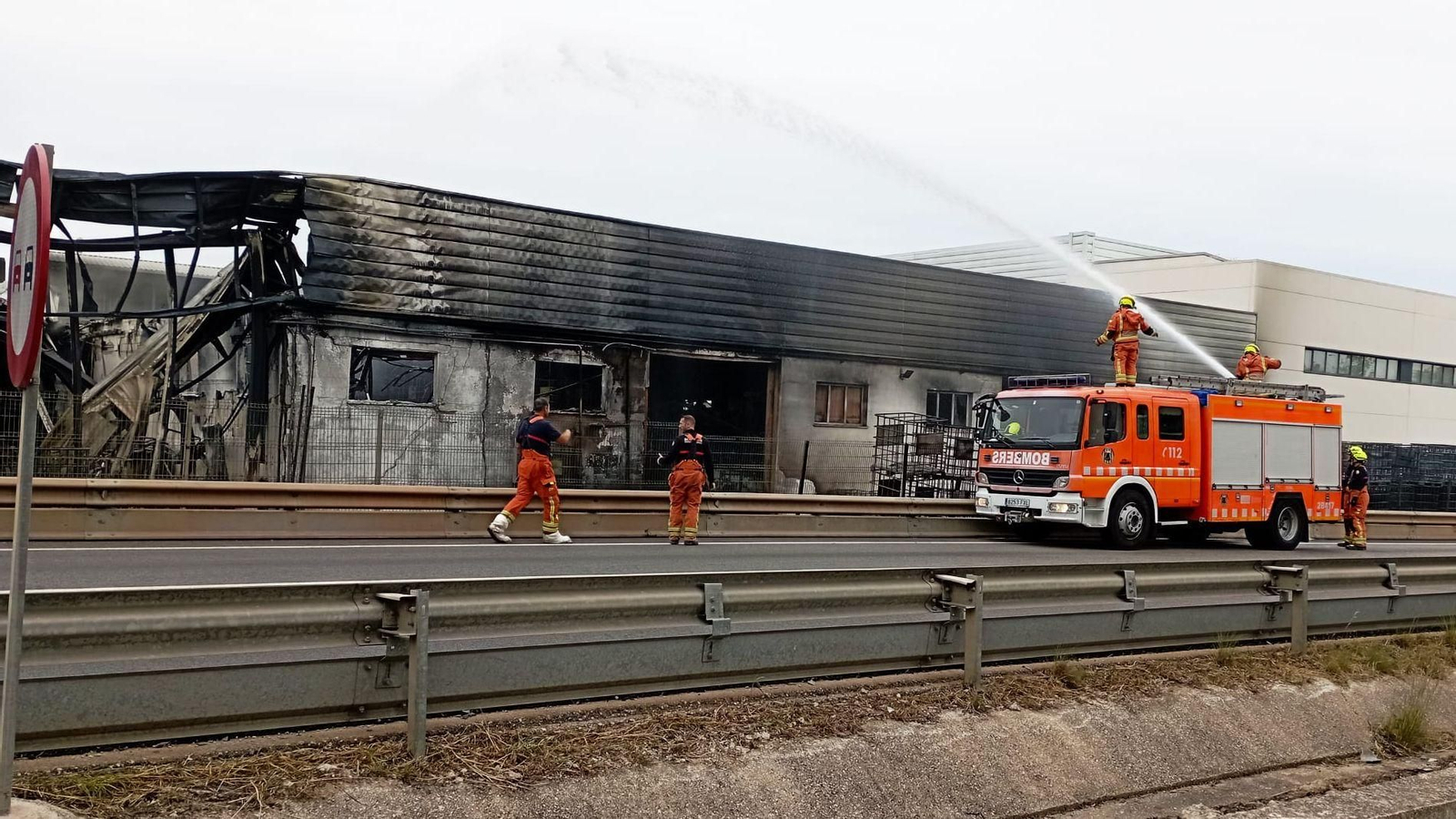 Part de les instal·lacions de l'empresa que s'han cremat en l'incendi declarat aquest dijous de vesprada en la indústria de Potries