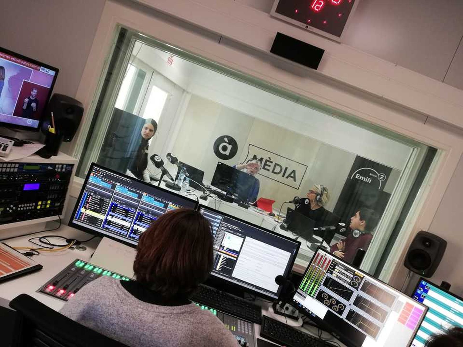 13.02.2019 | NM Entrevista a Àngels Álvarez, professora del CEU, amb motiu del Dia Mundial de la Ràdio
