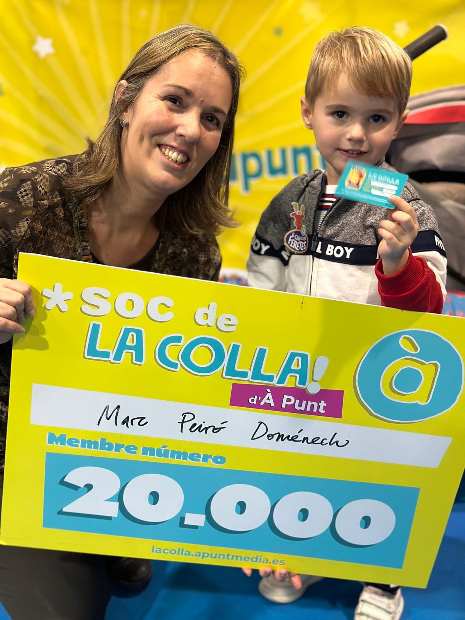 Marc i la seua mare recollint el carné de La Colla!