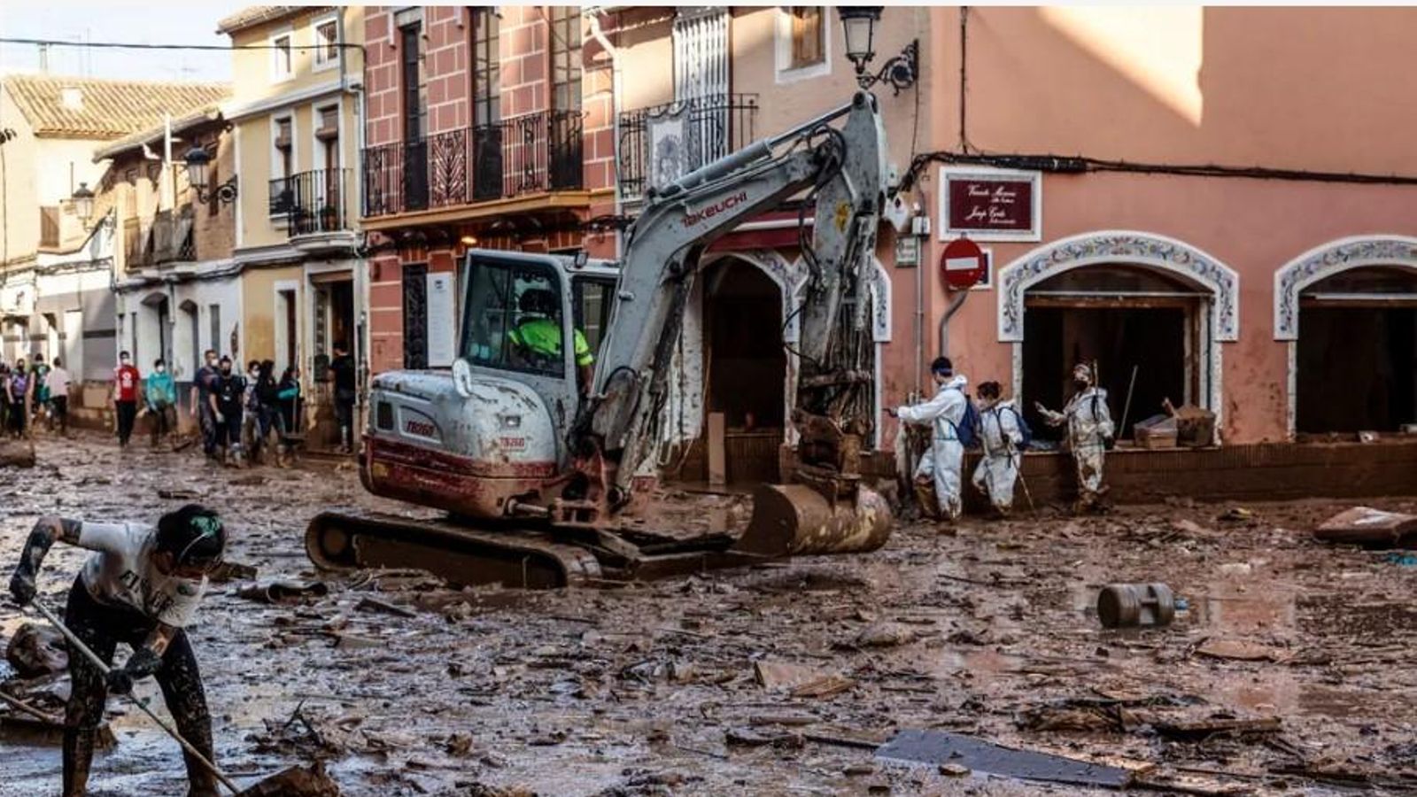 Voluntaris netegen el llot dels carrers