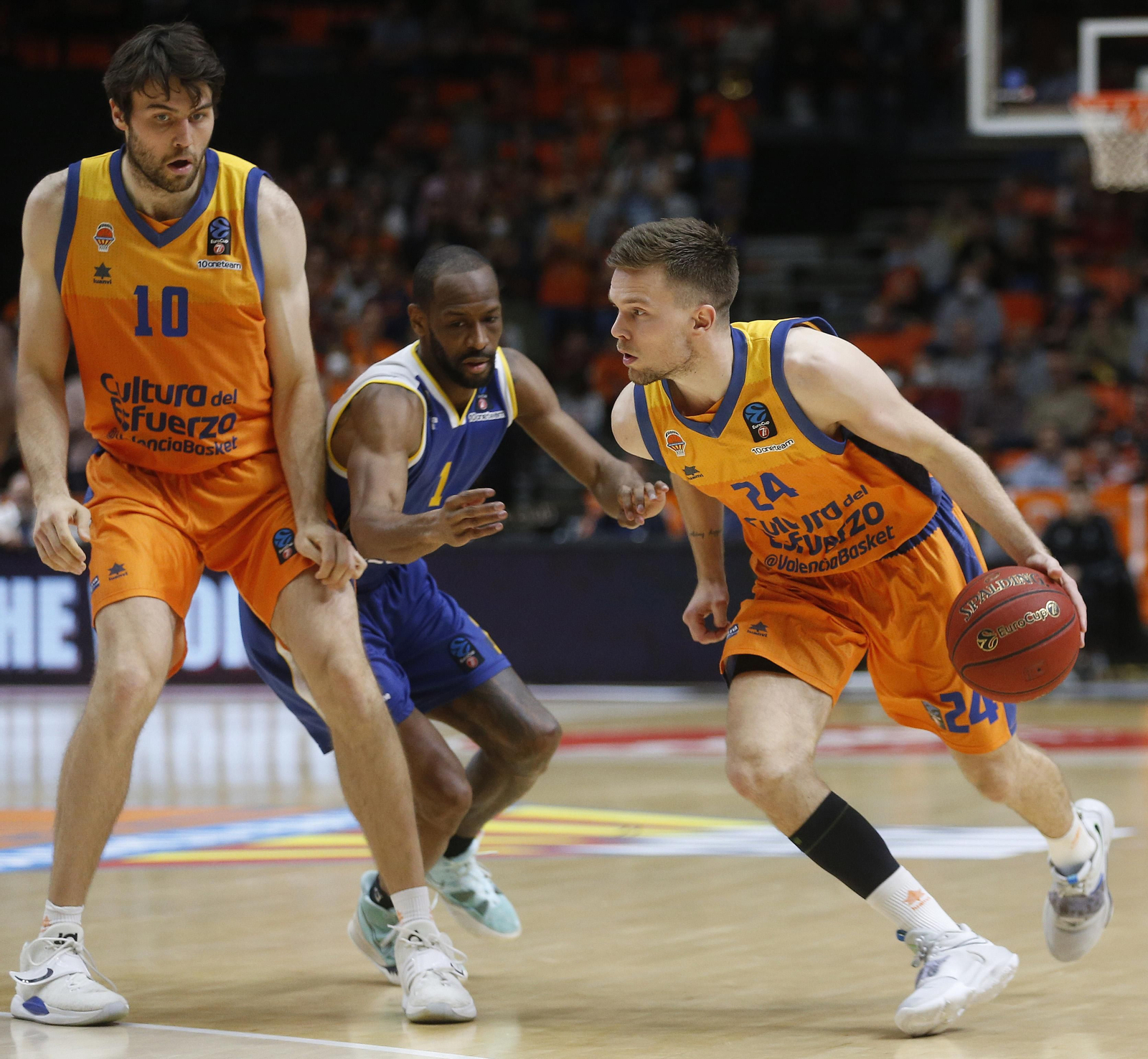 Els taronja Mike Tobey i Martin Hermannsson en el transcurs del xoc contra el Metropolitan 92 a la Fonteta