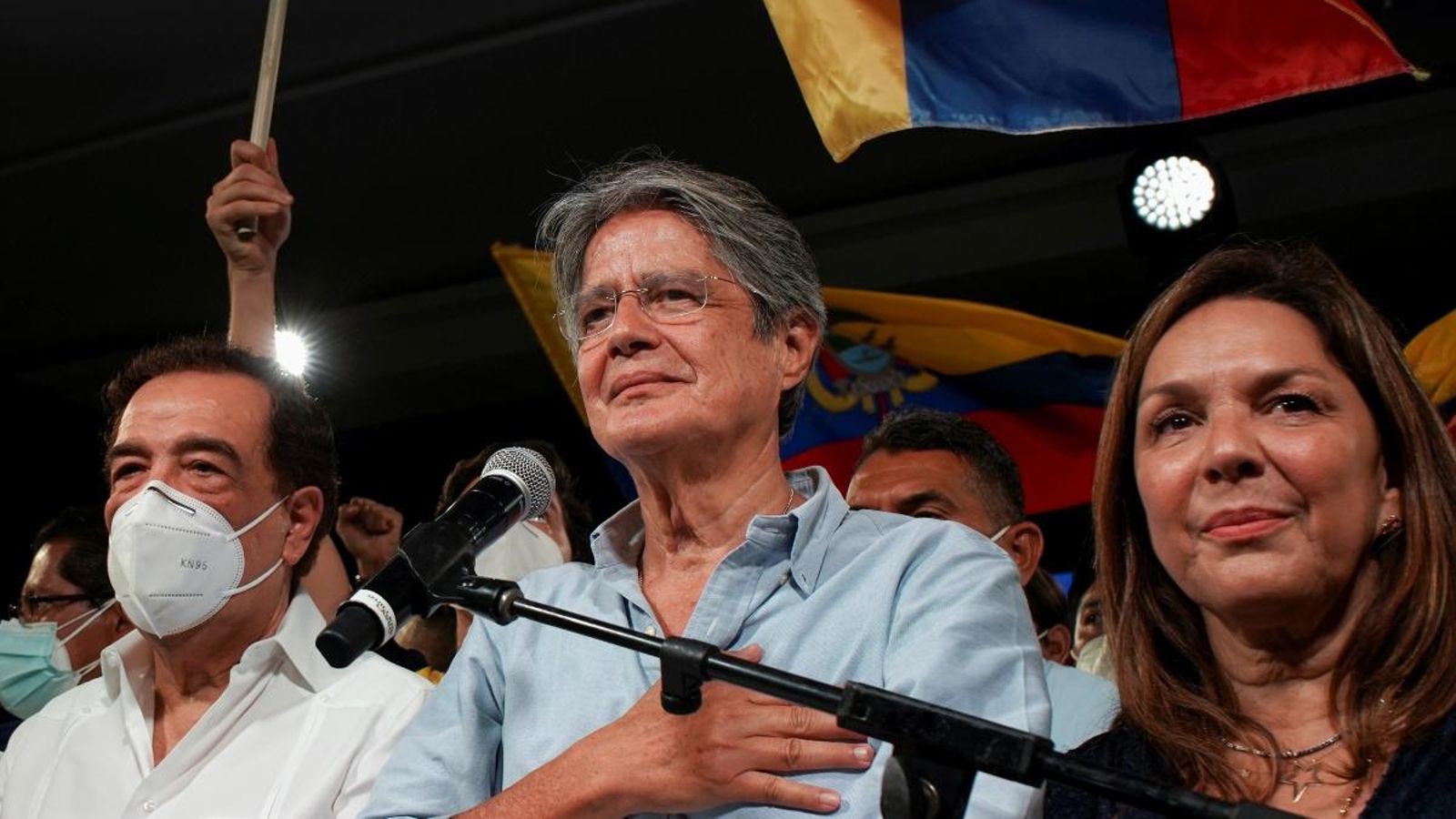 L'exbanquer Guillermo Lasso (centre) celebra la victòria en la segona volta de les presidencials de l'Equador