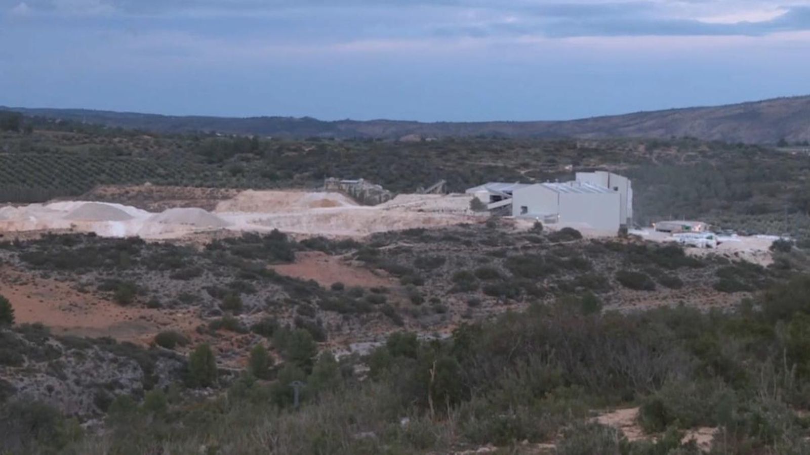 El veïnat d\'Énguera recull mil firmes per a protegir la serra de més pedreres