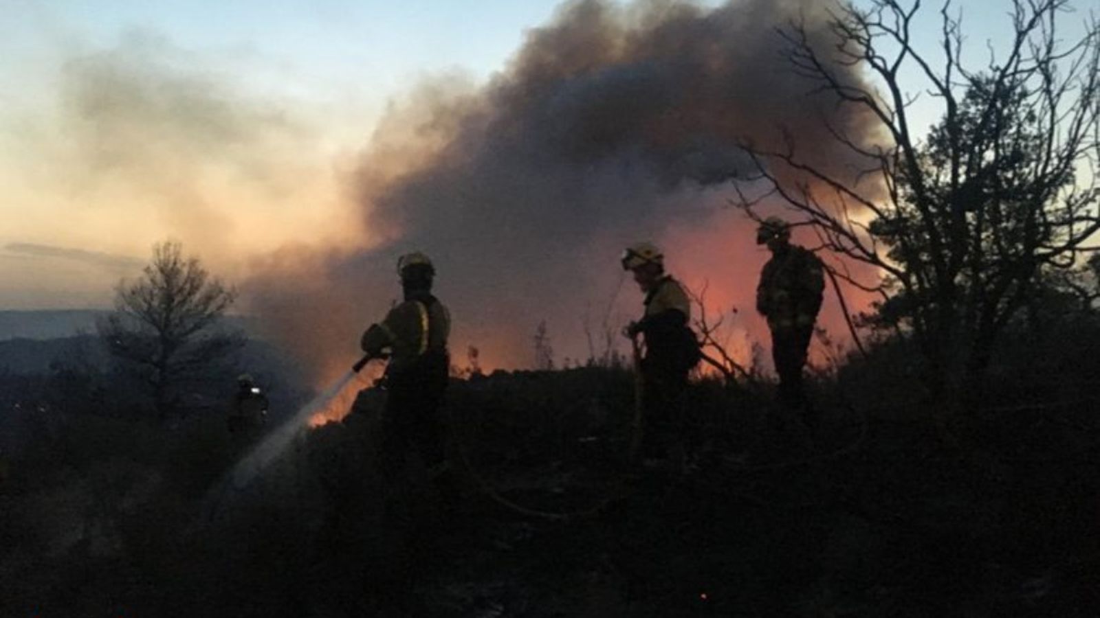 Bombers treballant en la zona