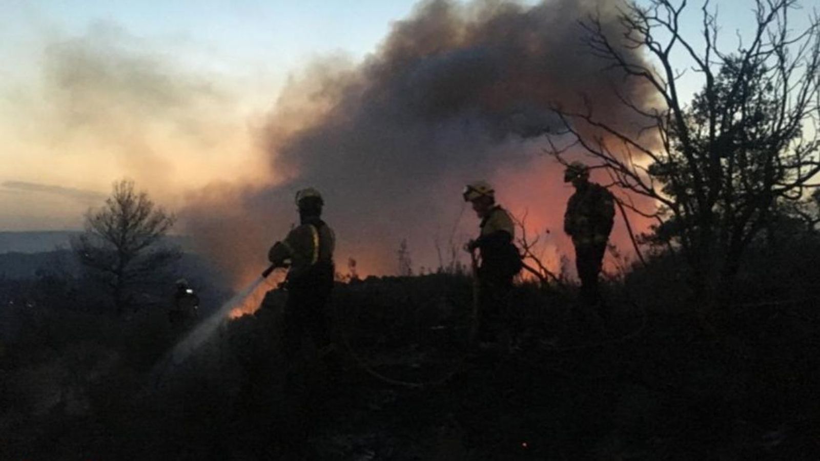 Bombers treballant en la zona