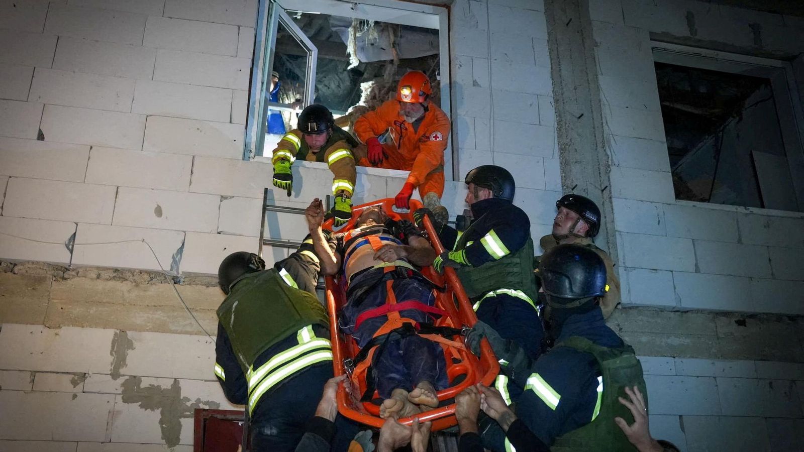 Efectius d'emergències rescaten una persona d'un edifici destruït per míssils russos, a Odessa, Ucraïna UKRAINE-CRISIS/ATTACK-ODESA